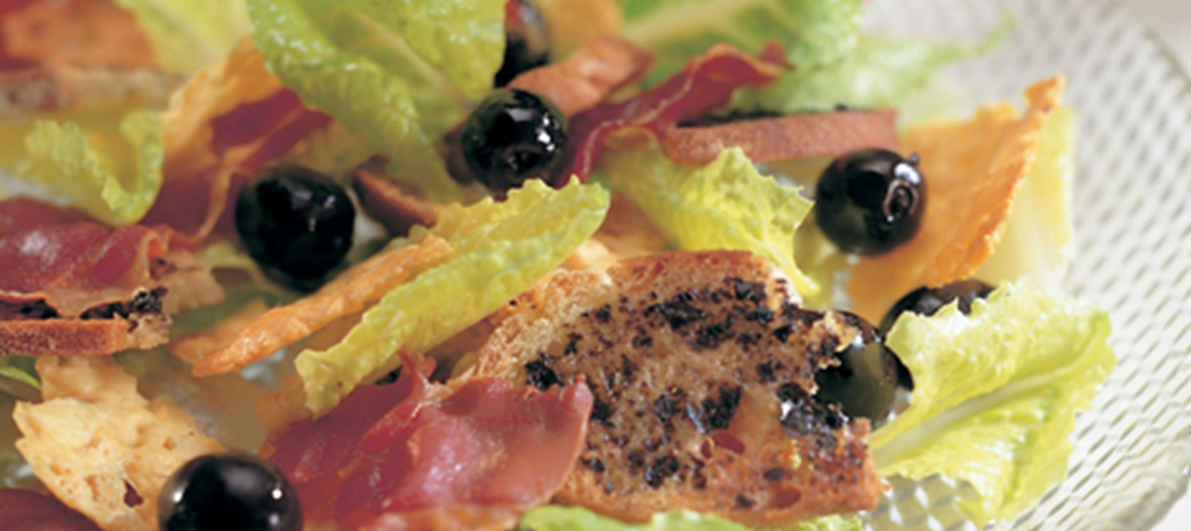 Salat med sprøde osteflager