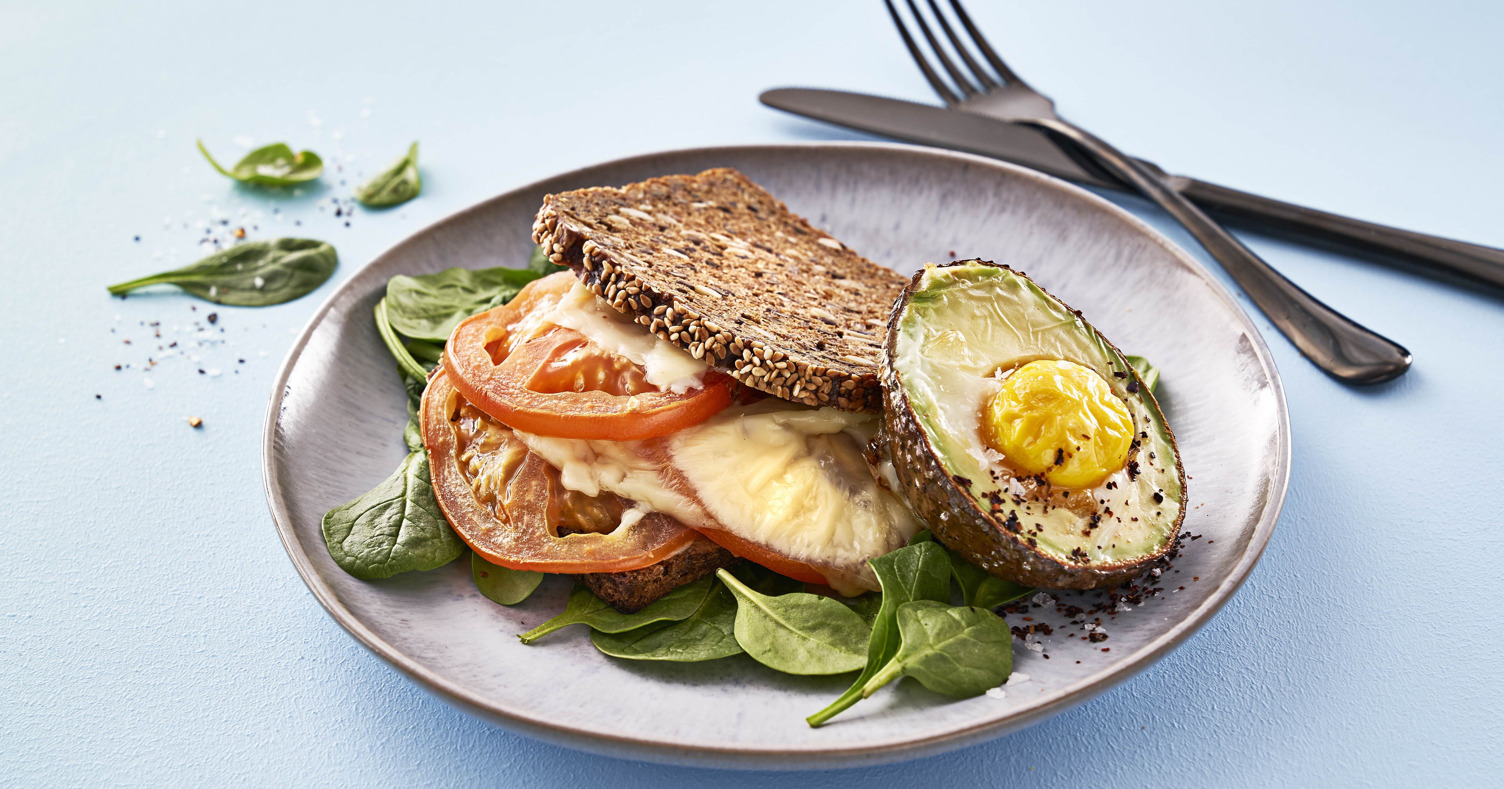 Rugbrødstoast med bagt avocado og æg