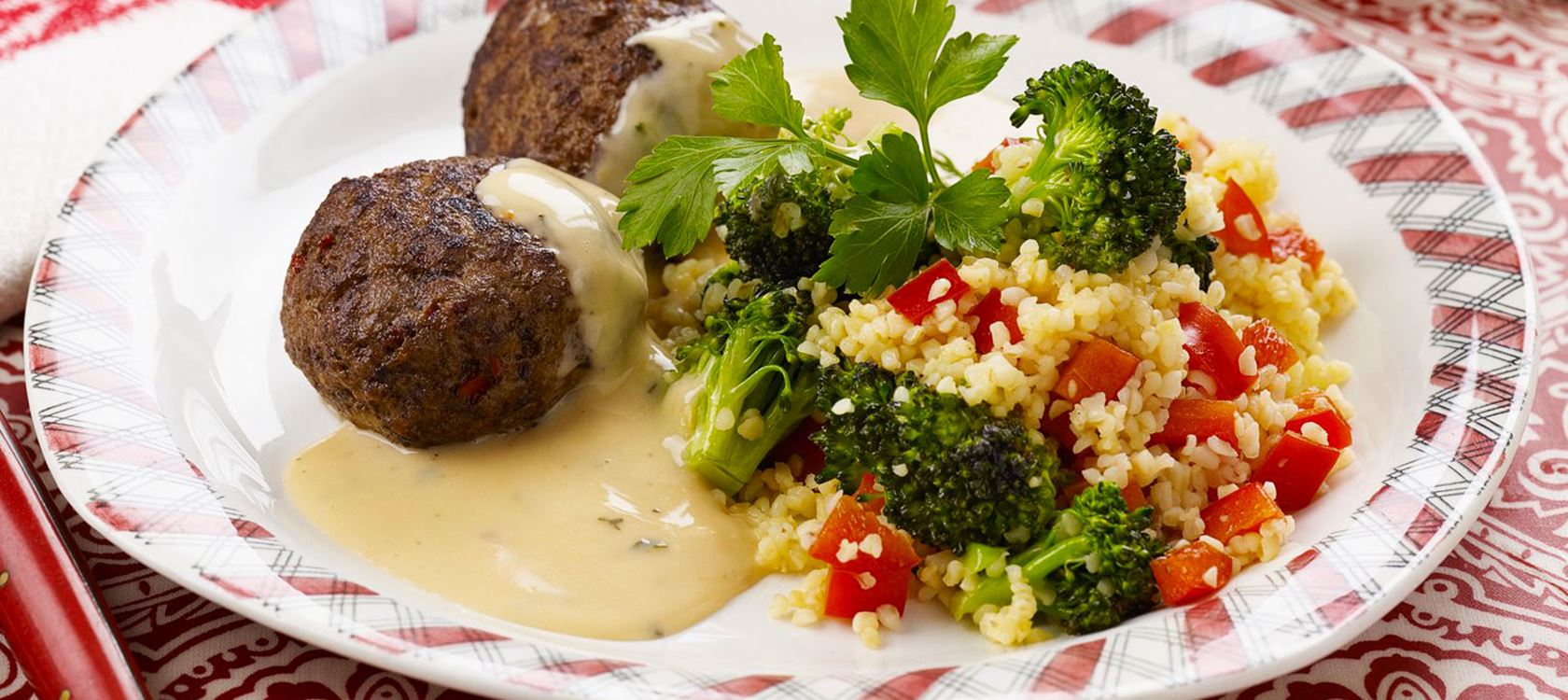 Lammefrikadeller med kardemommekrydret bulgur og citronsauce