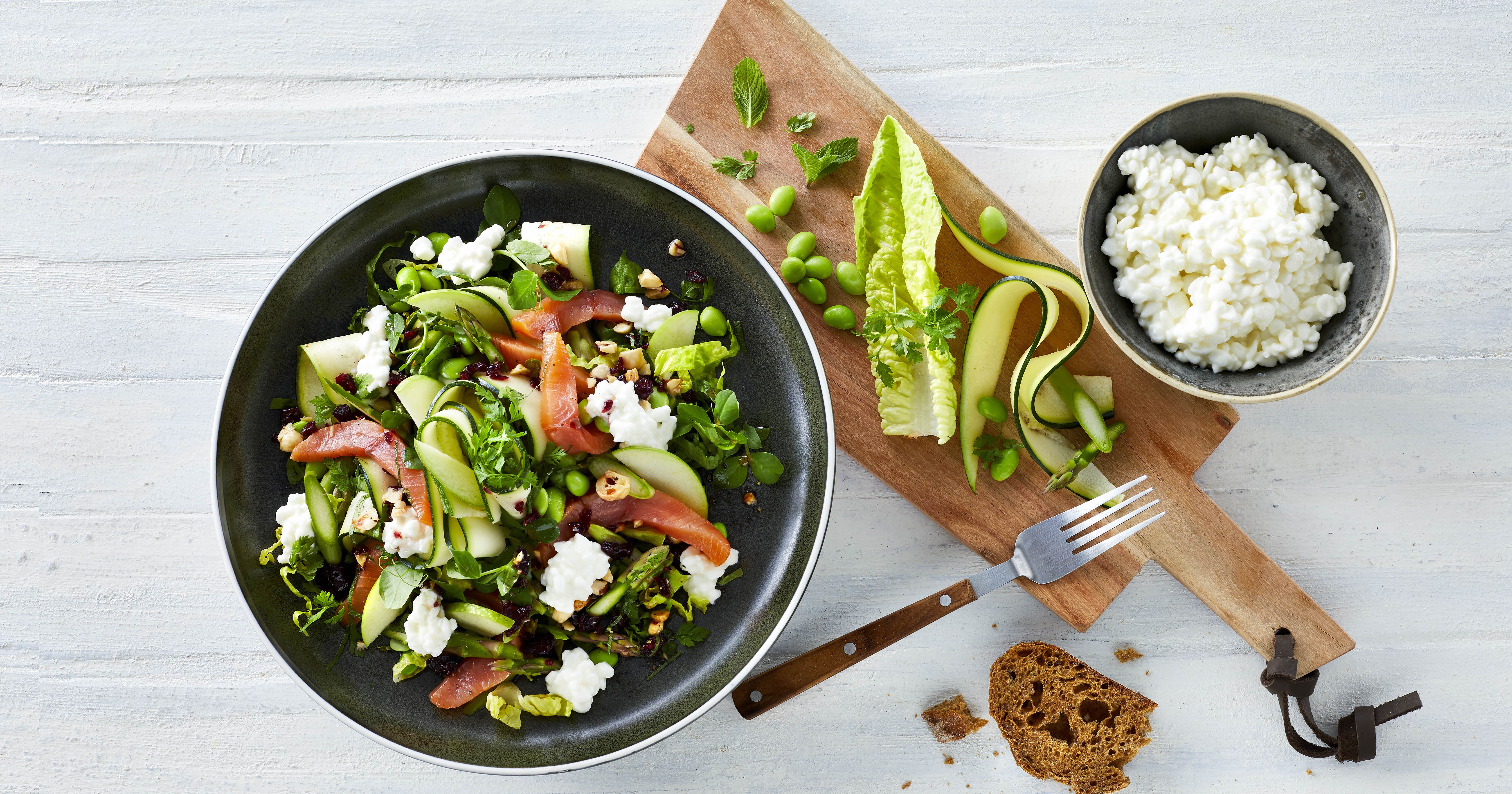 Sprød salat med røget laks og hytteost