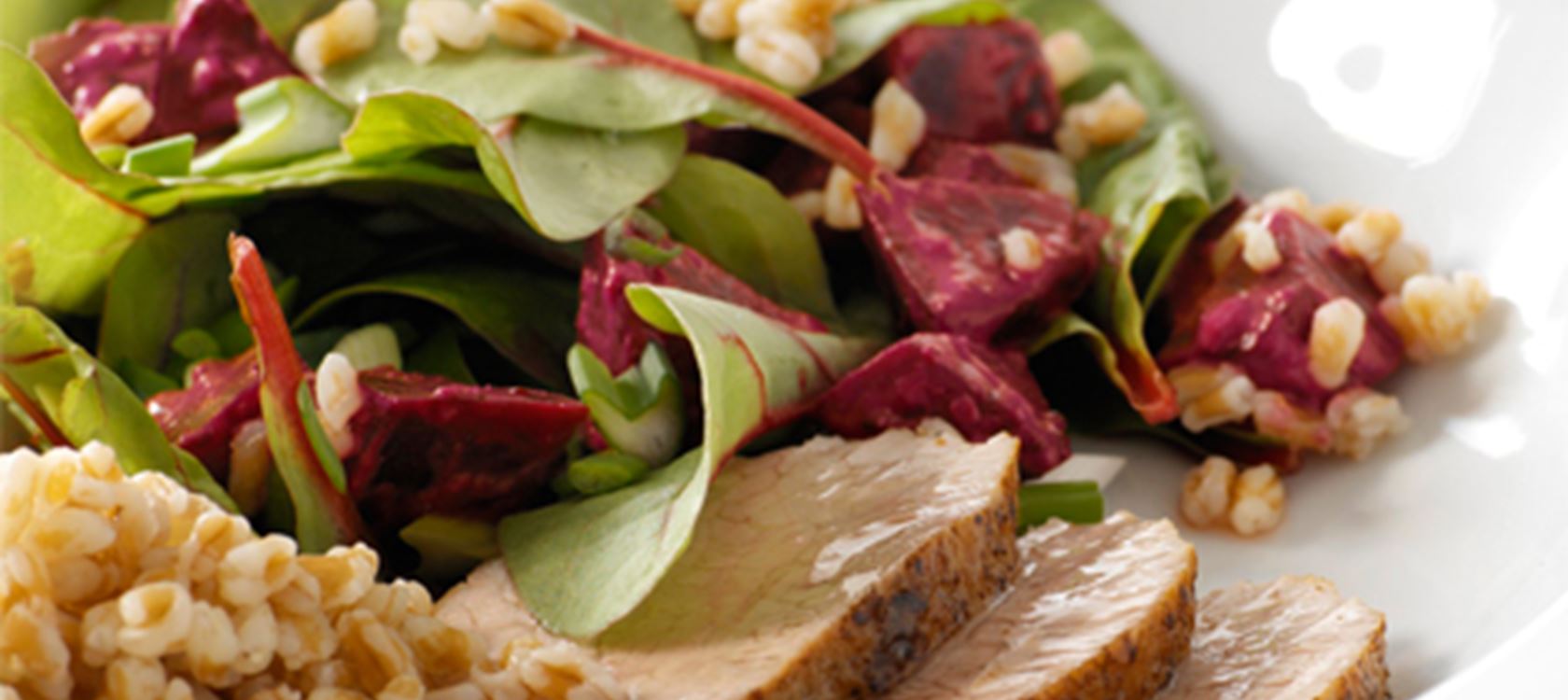 Skinkemignon og lun rødbedesalat med spelt