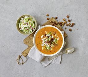 Tomatsuppe med cremet, sprød topping