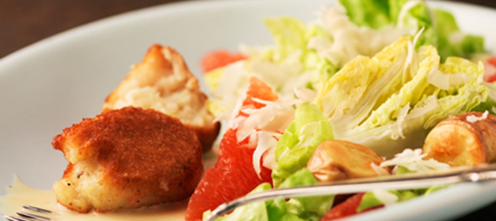 Fiskefrikadeller og salat med grape