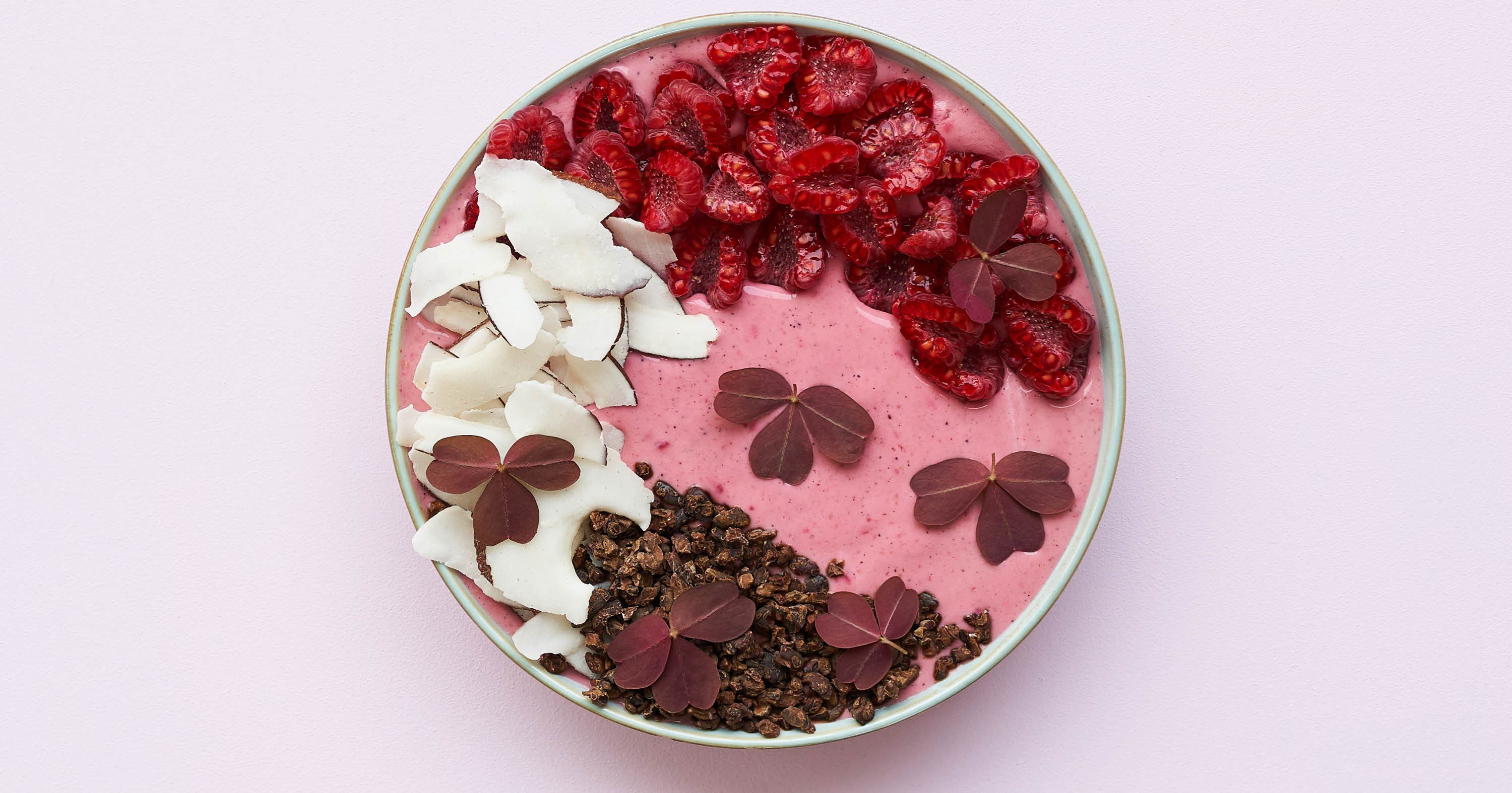 Acai bowl med hindbær og kokosflager