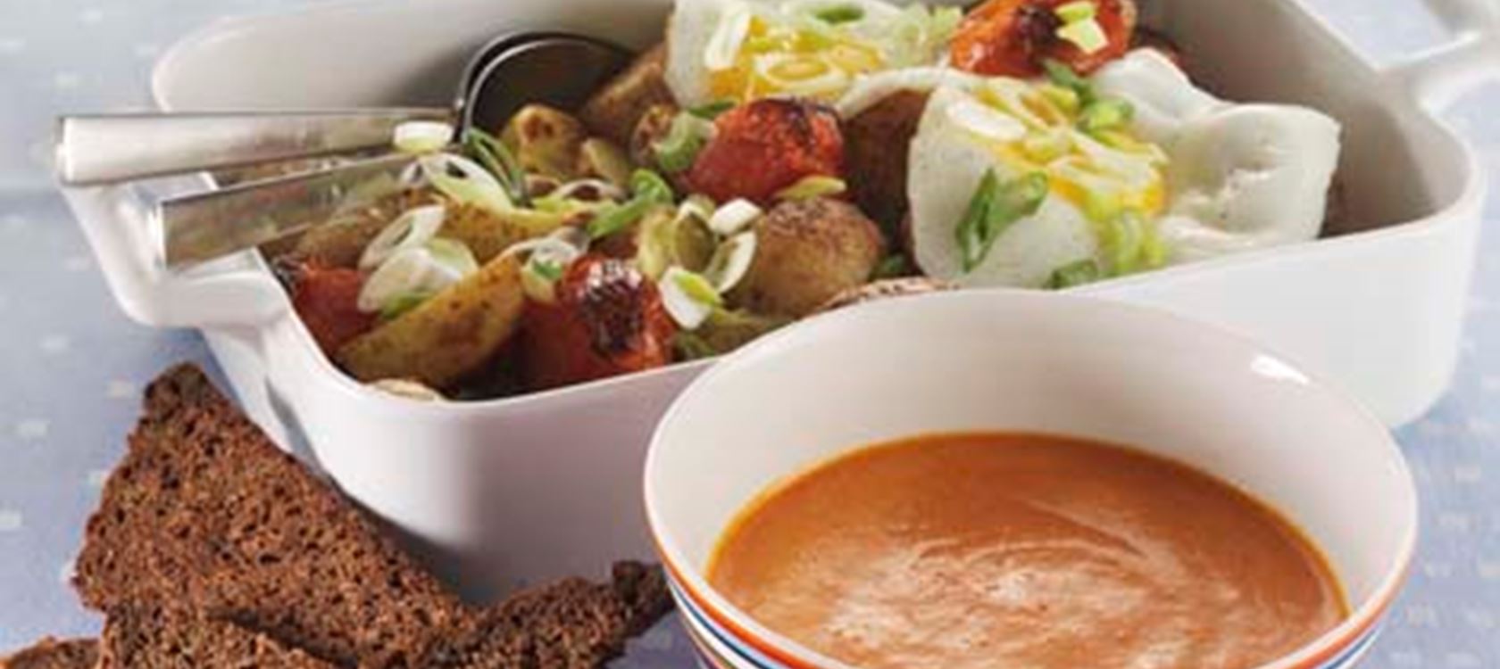 Ovnkartofler og spejlæg med peberfrugtsauce