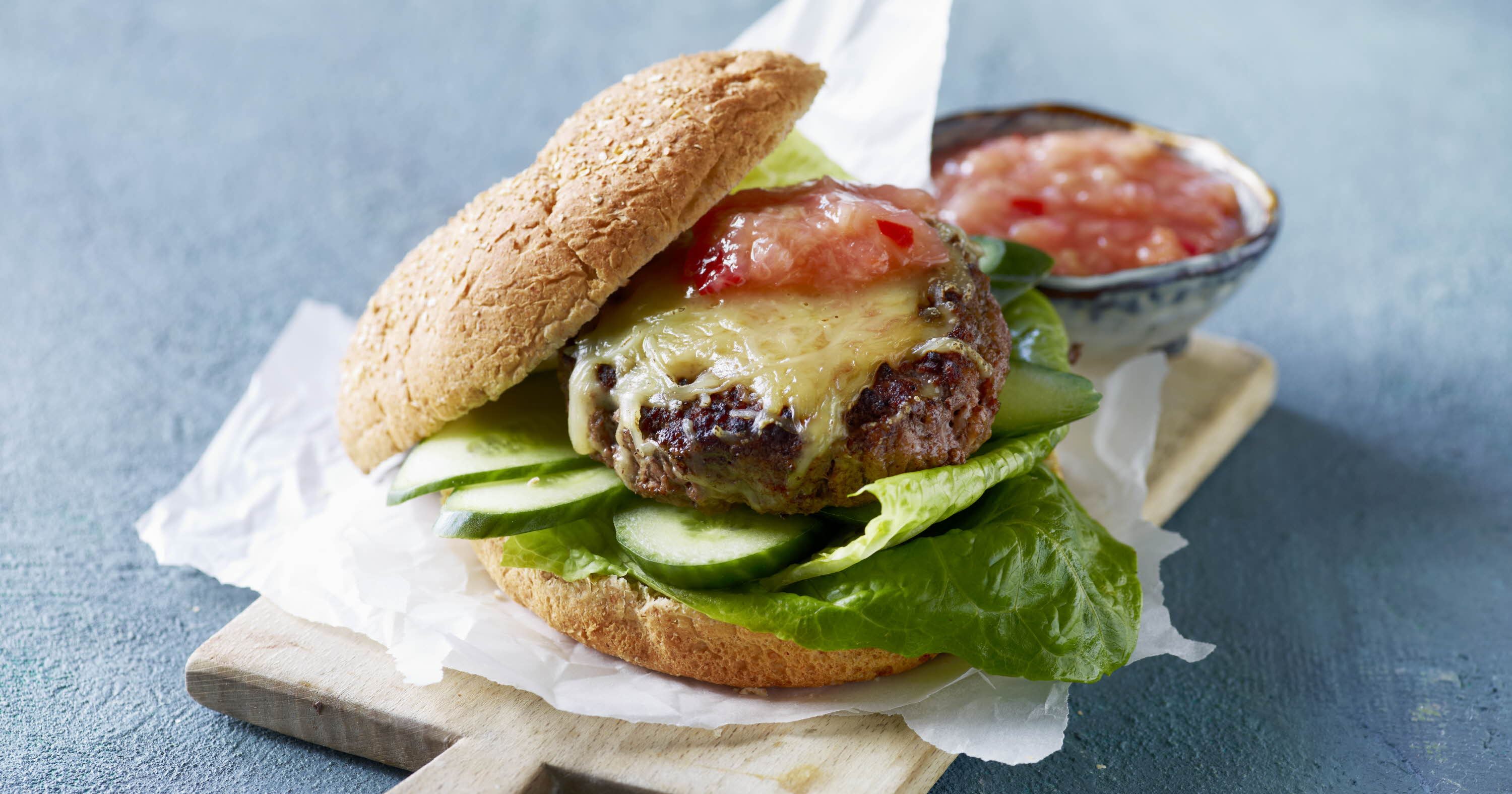 Cheeseburger med rabarberrelish