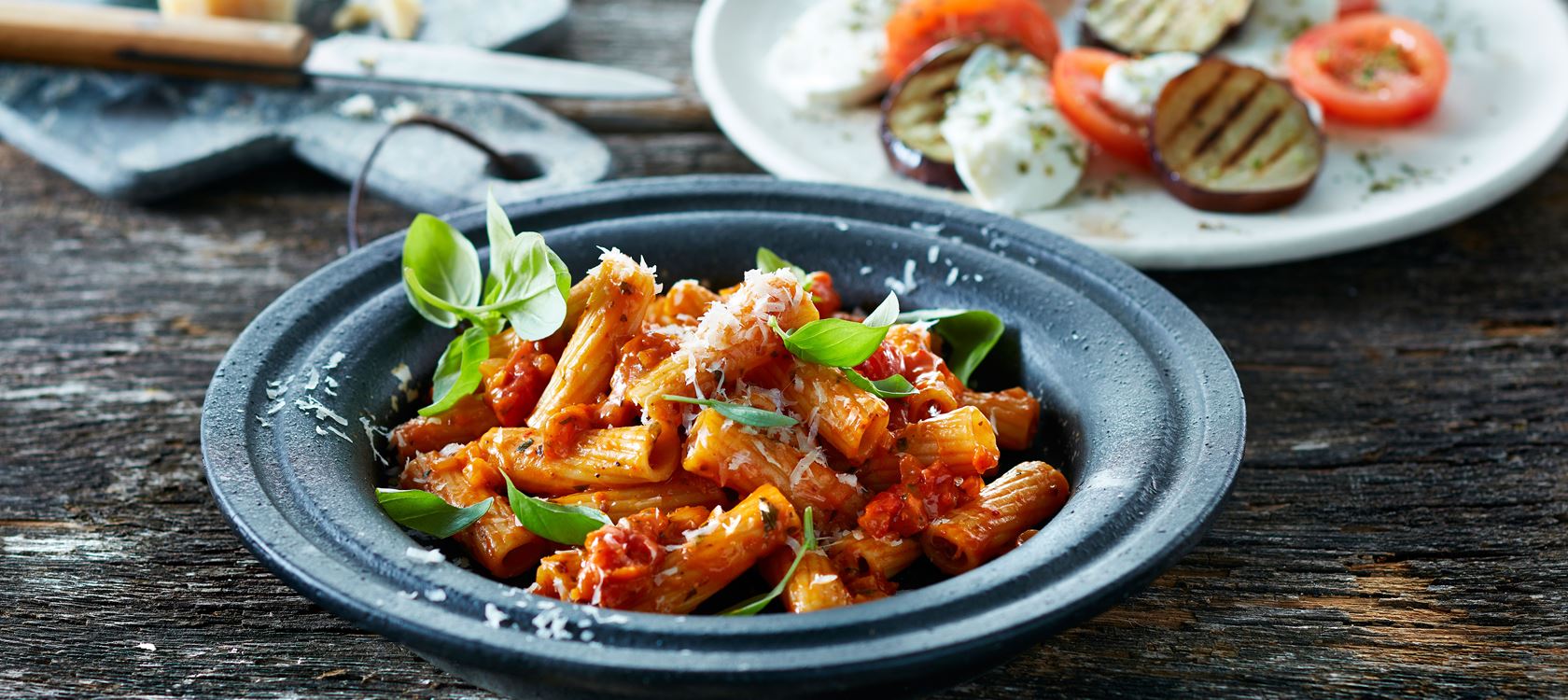 Penne all'arrabbiata med grillet auberginesalat