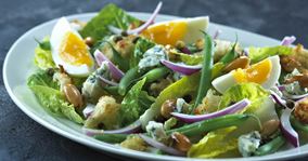Salat med sprøde ostecroutoner, smilende æg og kapers