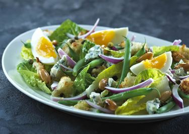 Salat med sprøde ostecroutoner, smilende æg og kapers