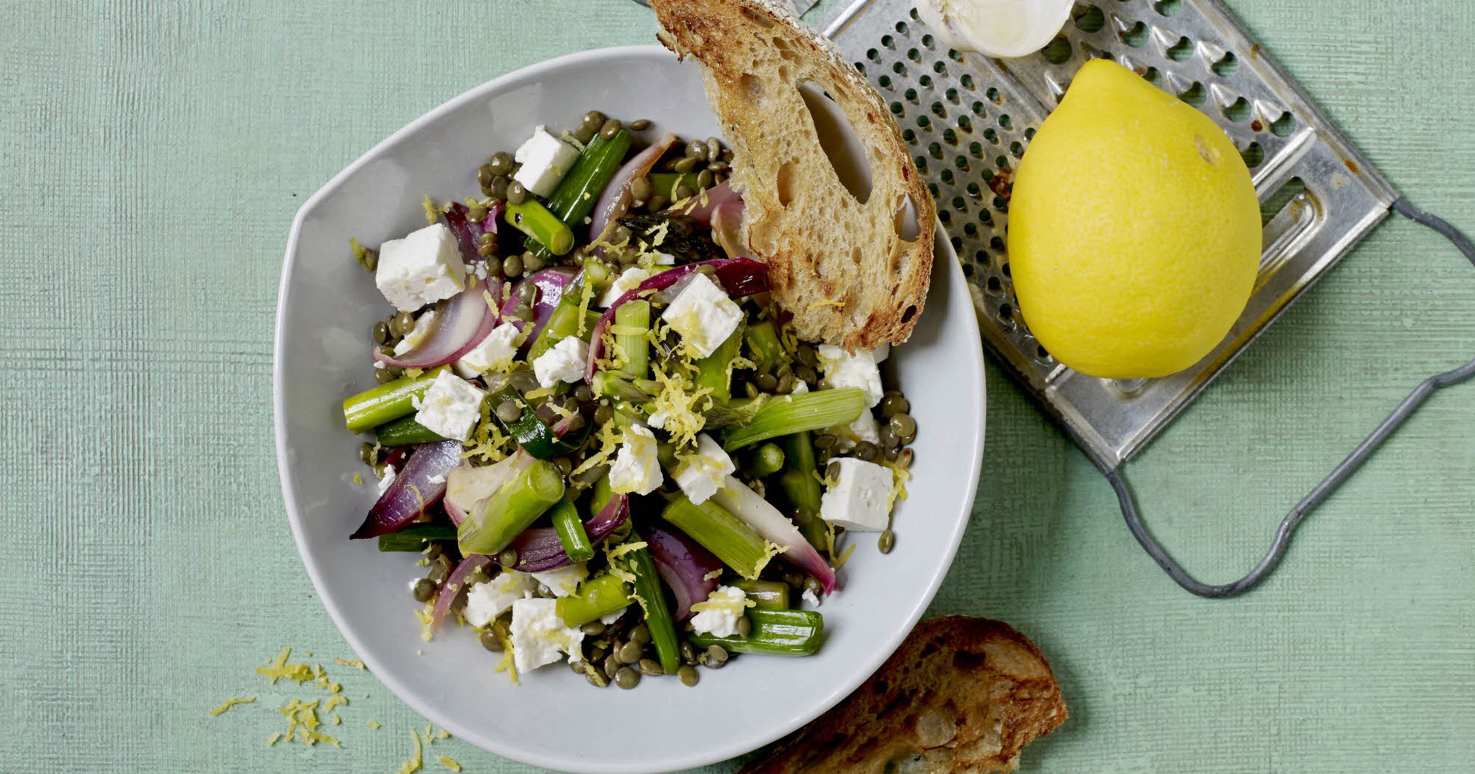 Linsesalat med salatost og hvidløgsbrød