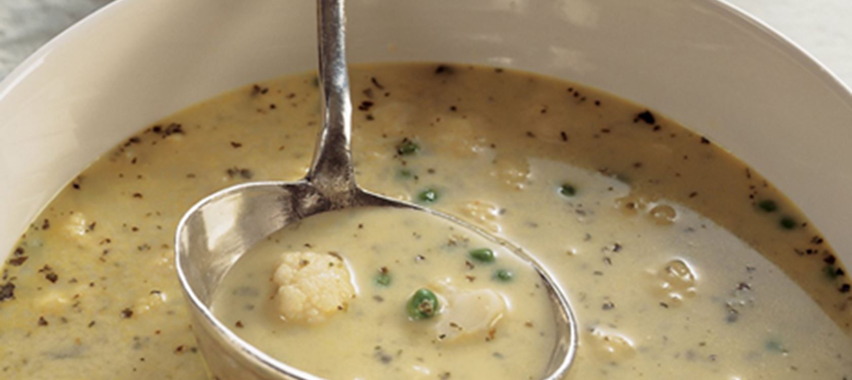 Basilikumsuppe med blomkål og ærter