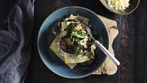 Åben lasagne med aubergine og grønkålspesto