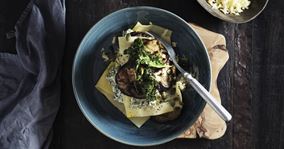 Åben lasagne med aubergine og grønkålspesto