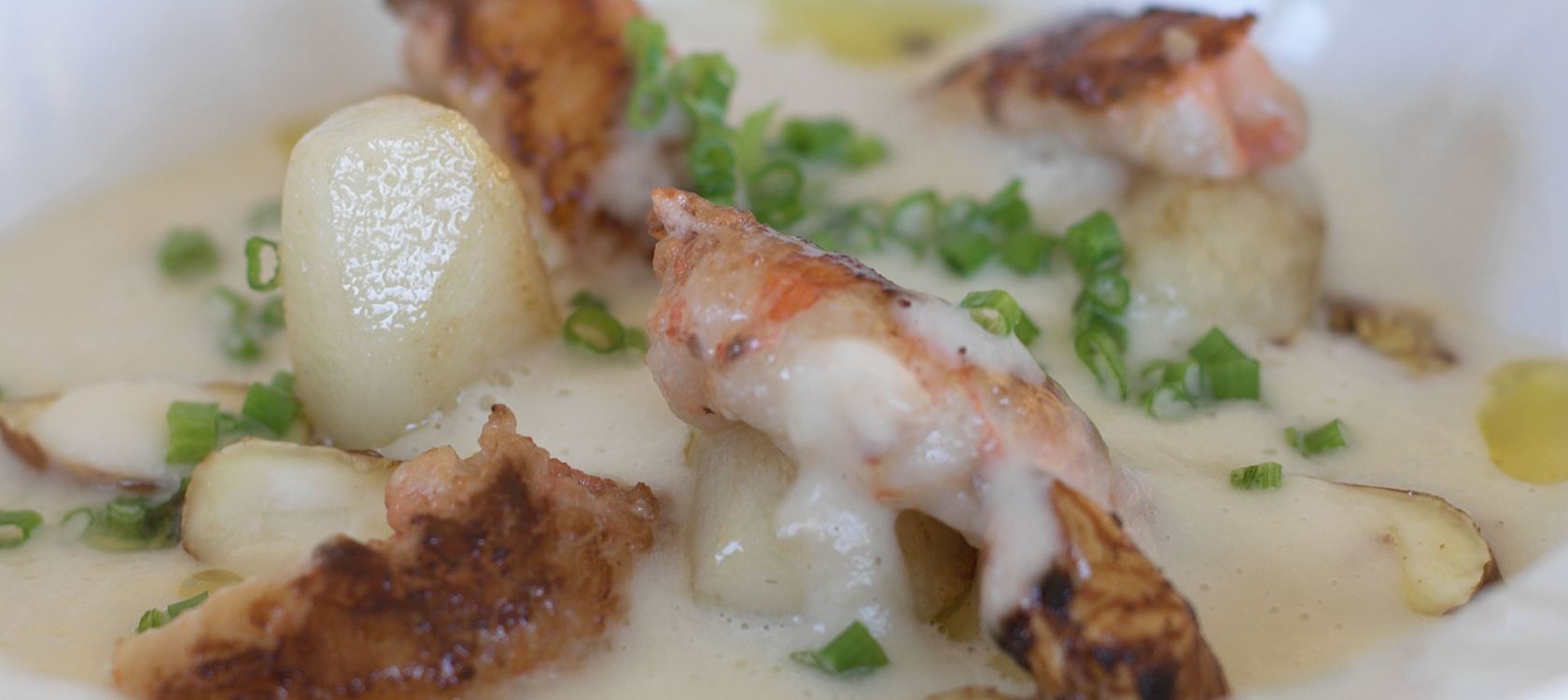 Jordskoksuppe med jomfruhummer og smørristede hasselnødder