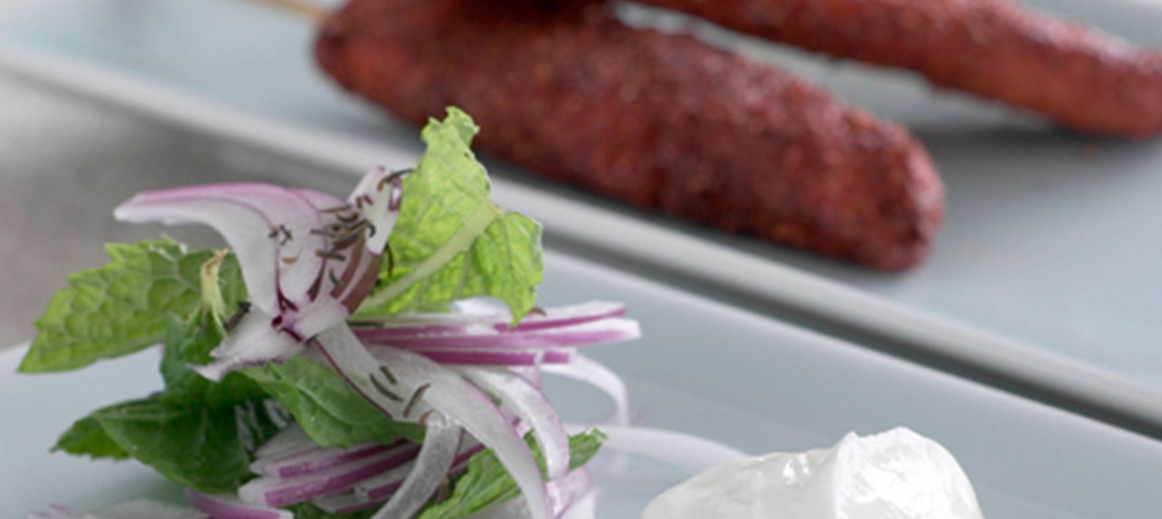 Tandoori kyllingesticks med mynte og rødløgssalat