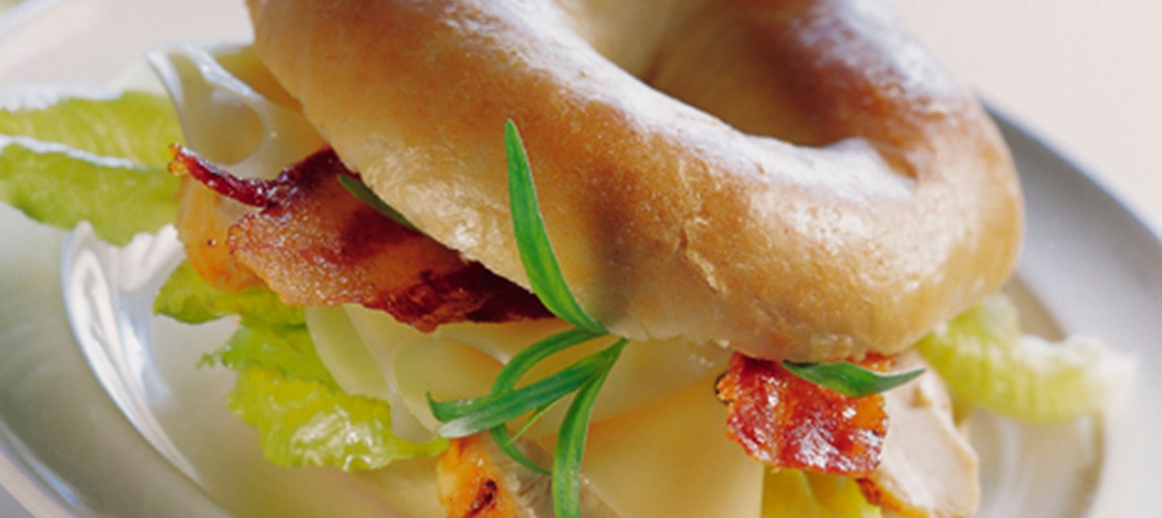 Bagel med ost og kylling