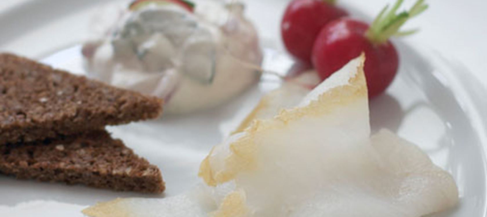 Rygeostsalat med røget hellefisk og ristet rugbrød