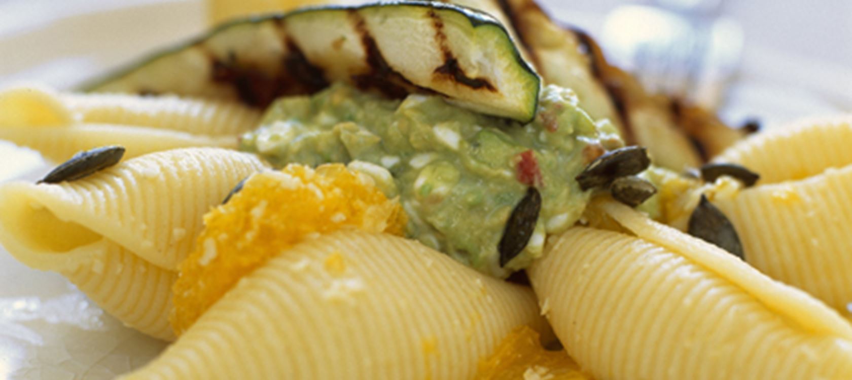 Lun pastasalat med hytteostguacamole