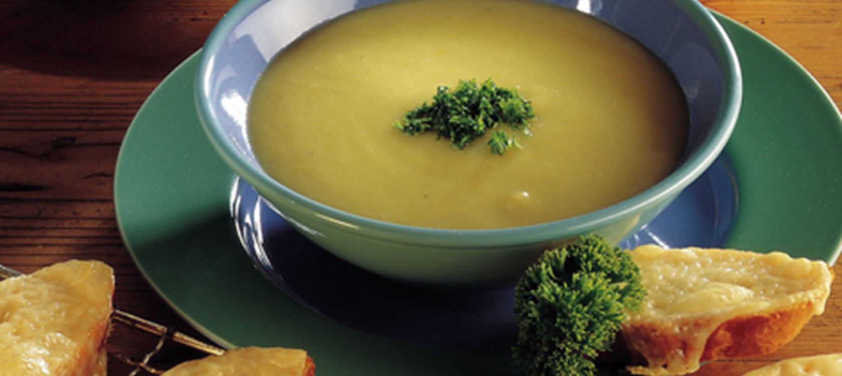 Grøntsagssuppe med ostegratinerede flutesskiver