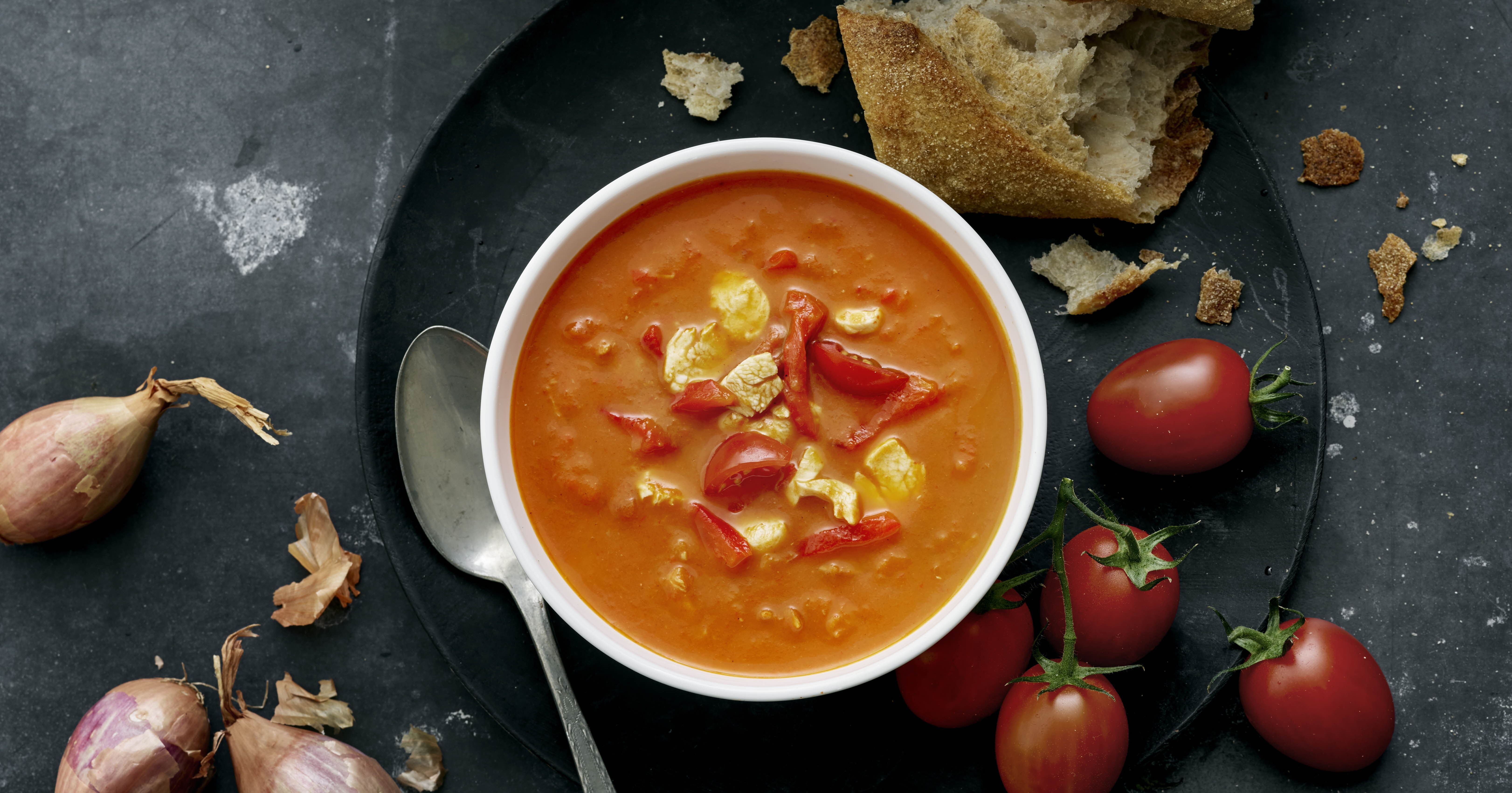 Tomatsuppe med kylling og grillet peberfrugt