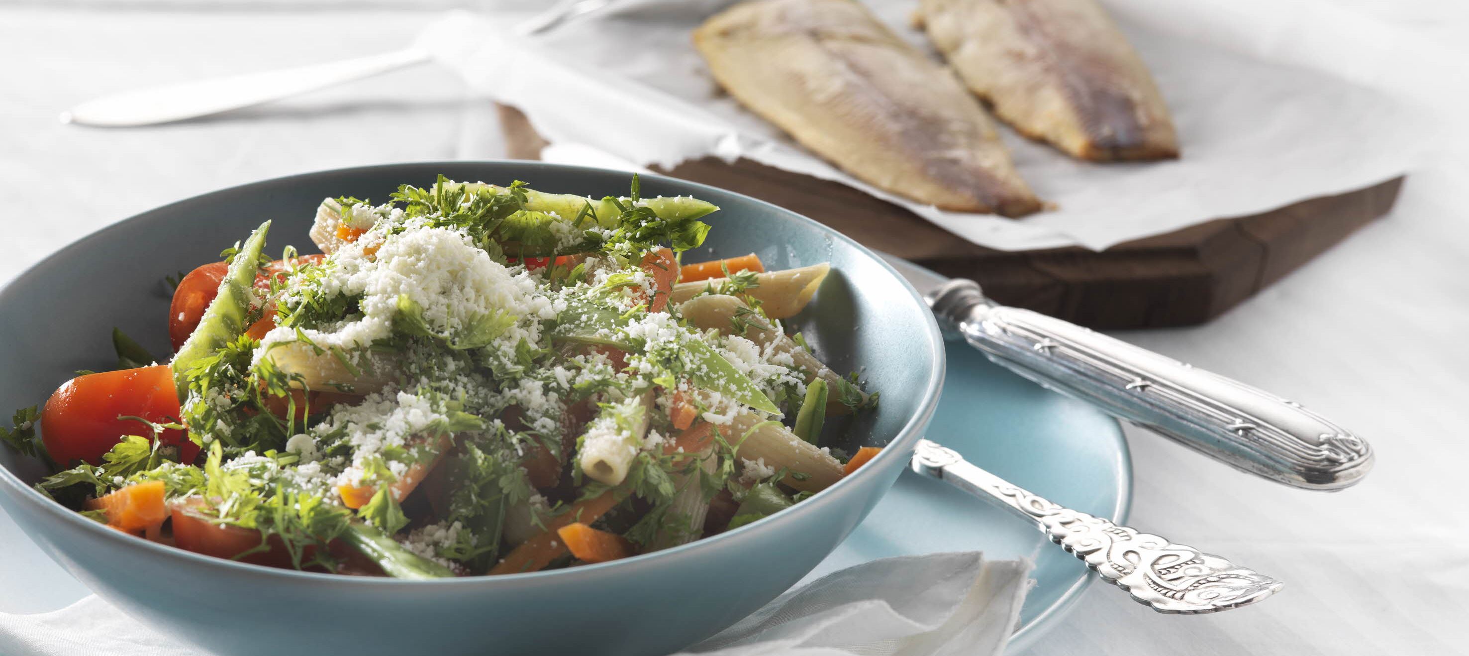 Pastasalat og røget ørred