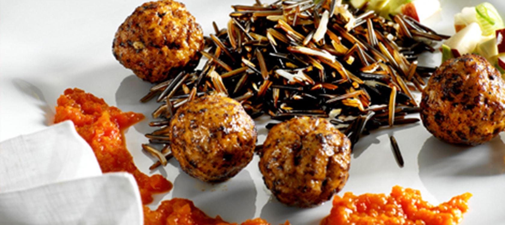 Små kødboller med peberfrugtpuré og nektarinsalsa