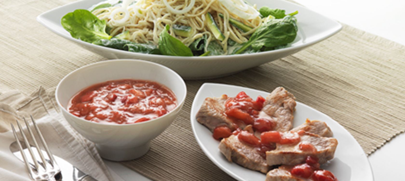 Nudelsalat og mørbrad i sursød rabarbersauce