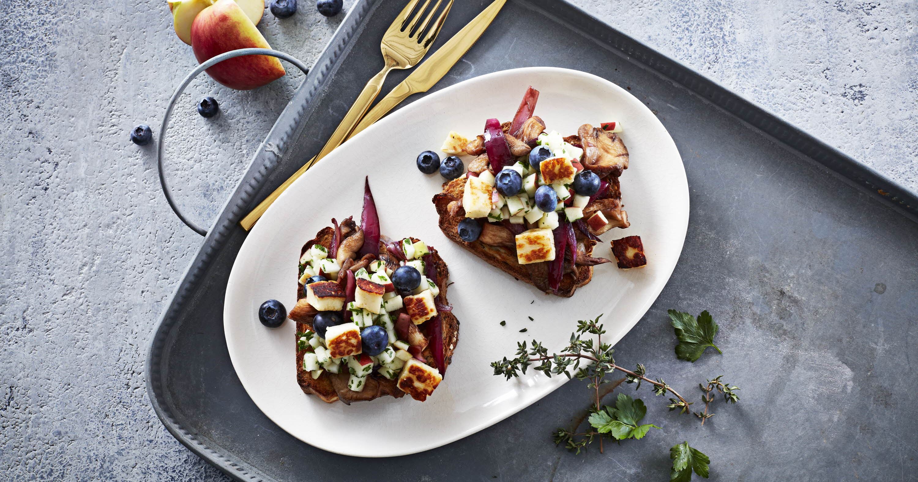 Toast med svampe, æble og blåbær