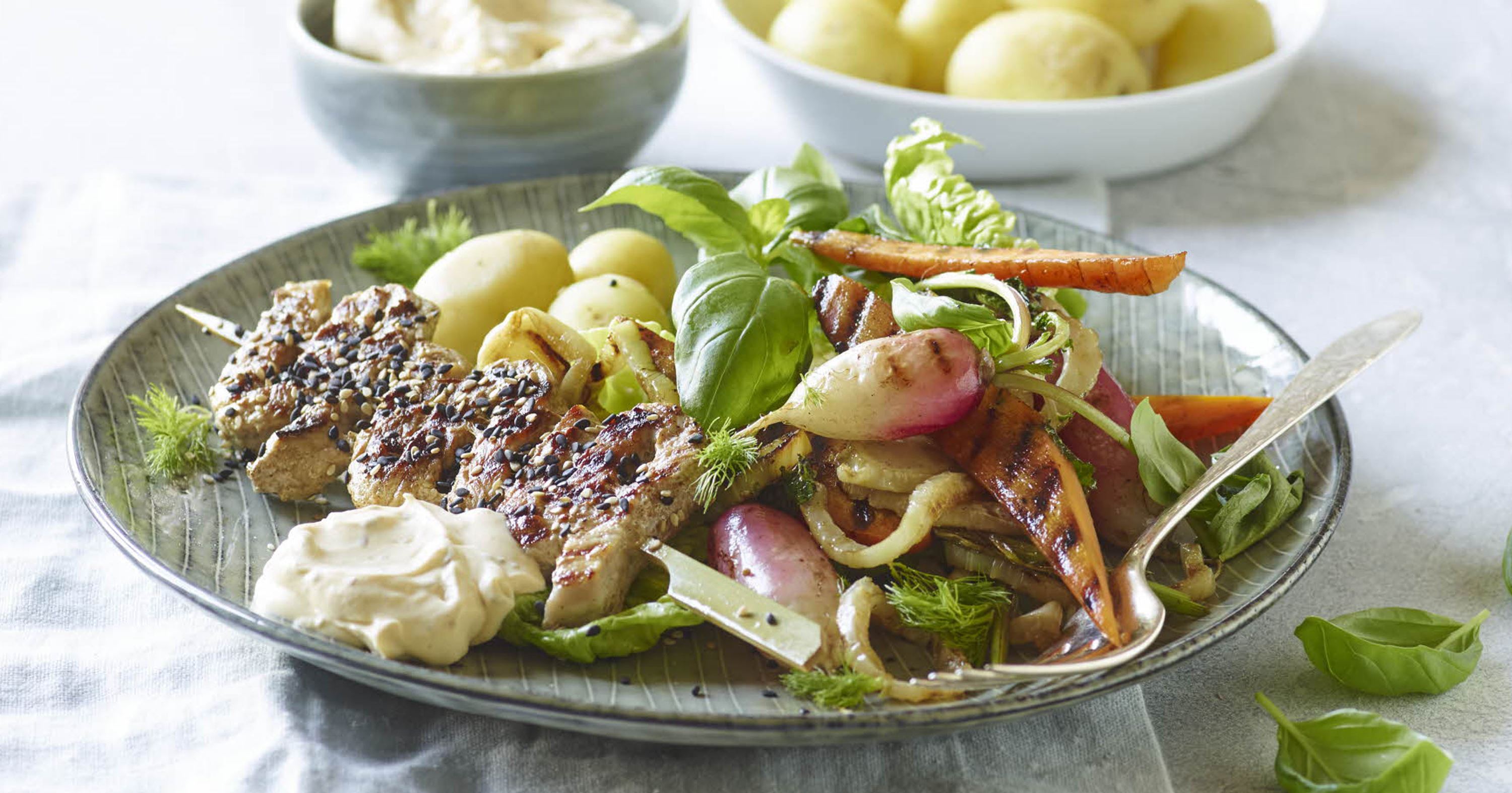 Grillstegte grøntsager og grisegrillspyd