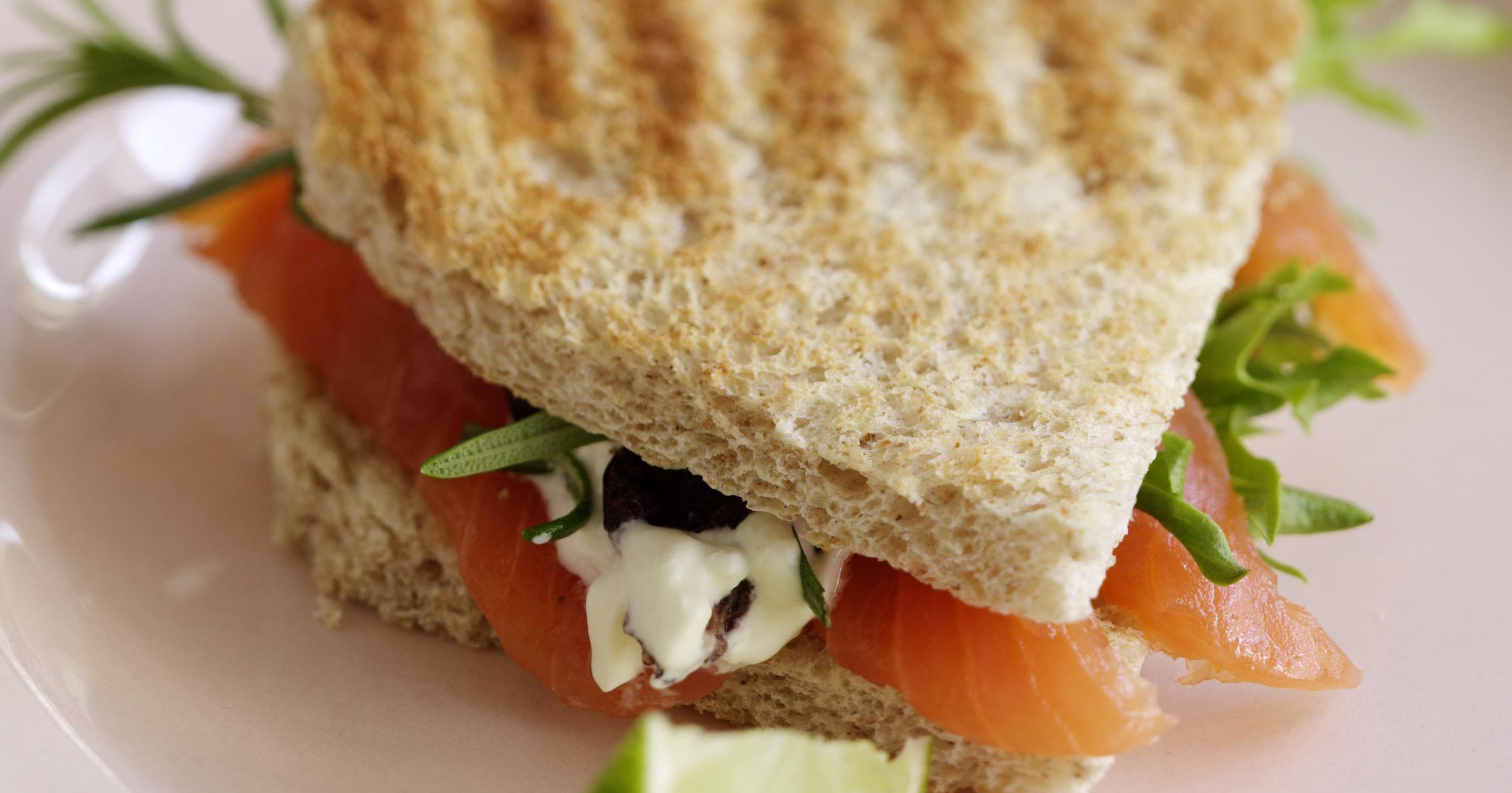 Hjertetoast med laks og rosmarin