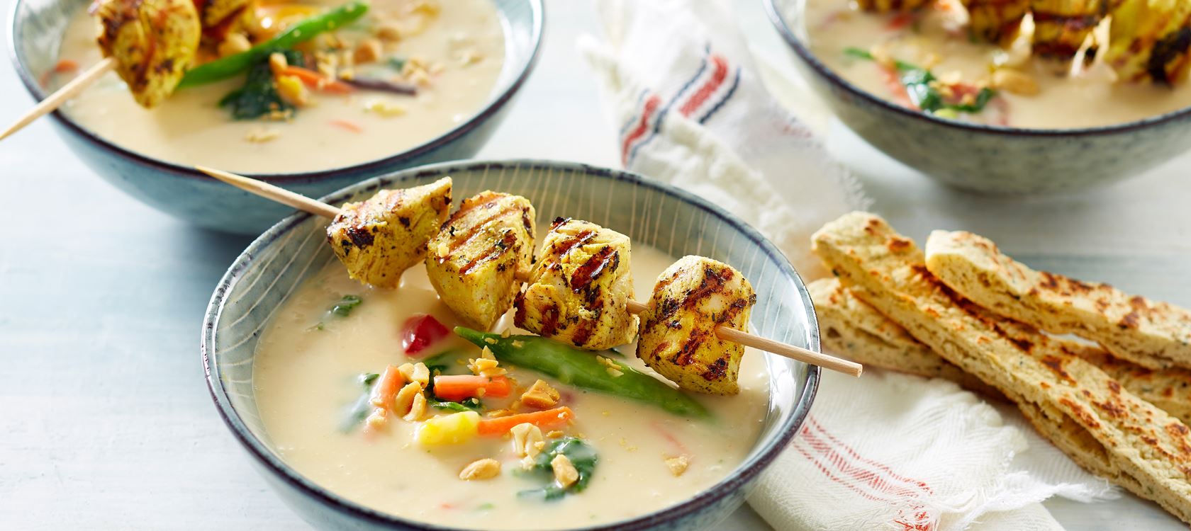 Nem kartoffelsuppe med kyllingespyd og wokgrønt