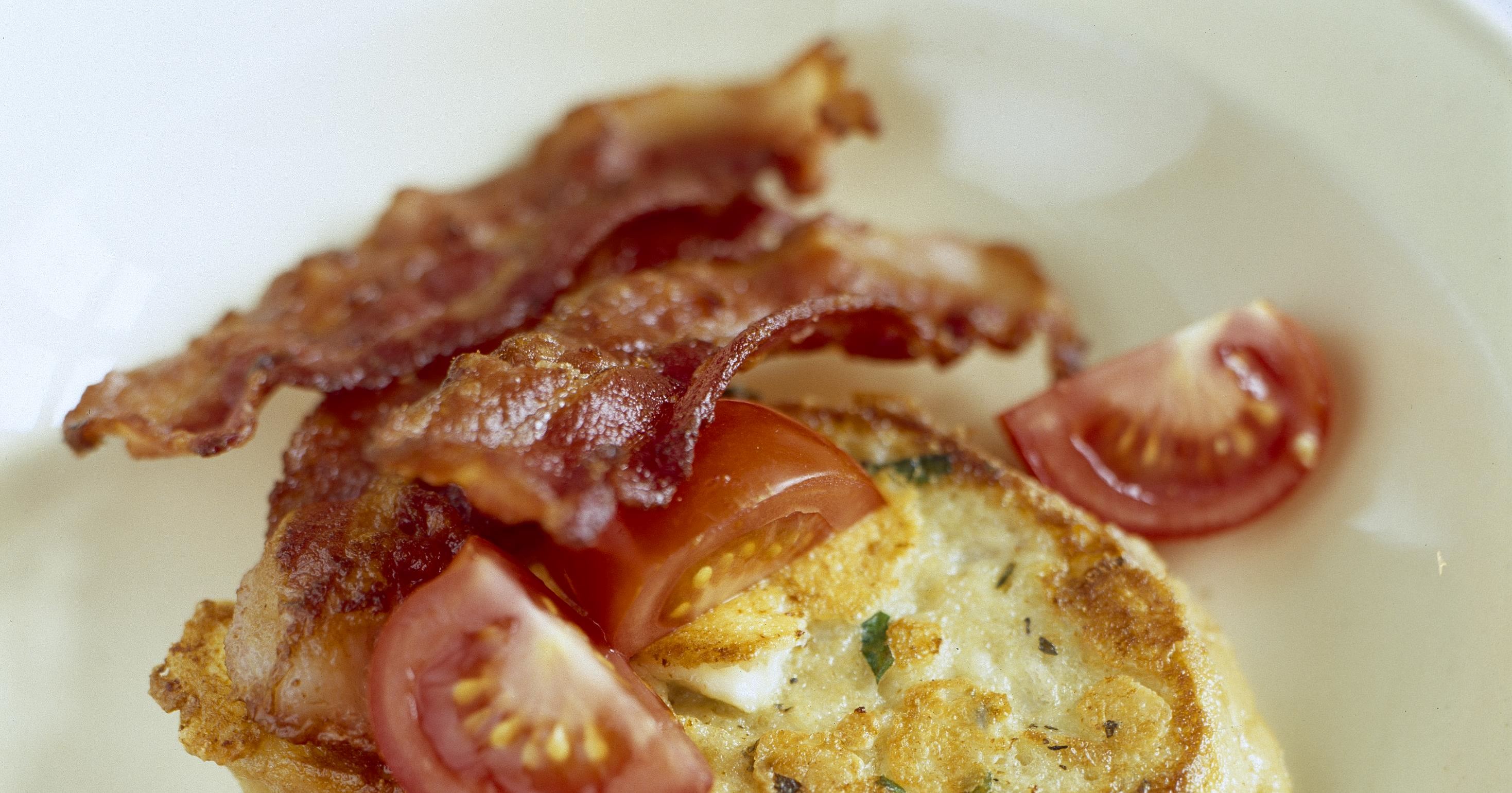 French toast med bacon og tomat