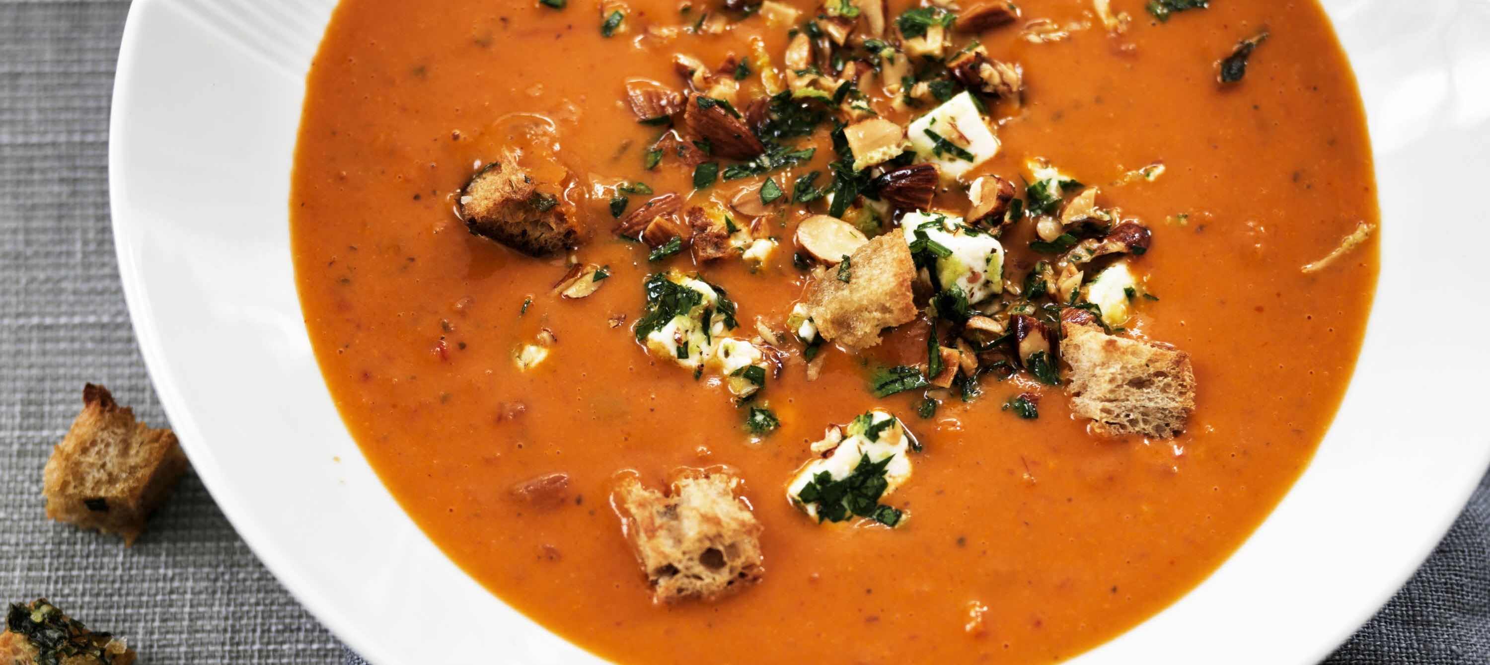 Tomatsuppe med urtecroutoner og nøddegremolata