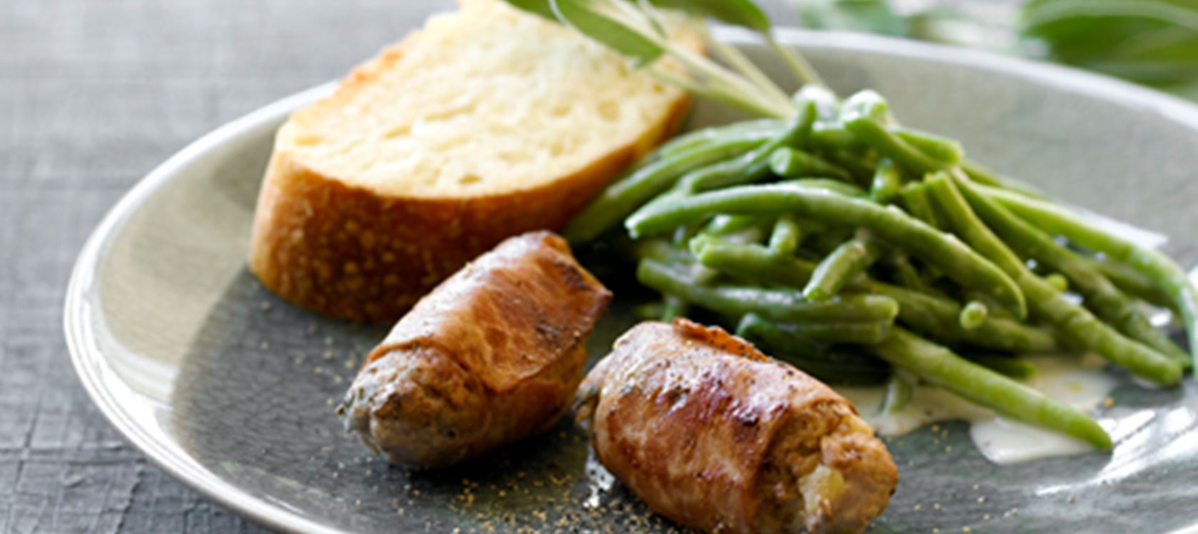 Saltimbocca-frikadeller med cremede bønner