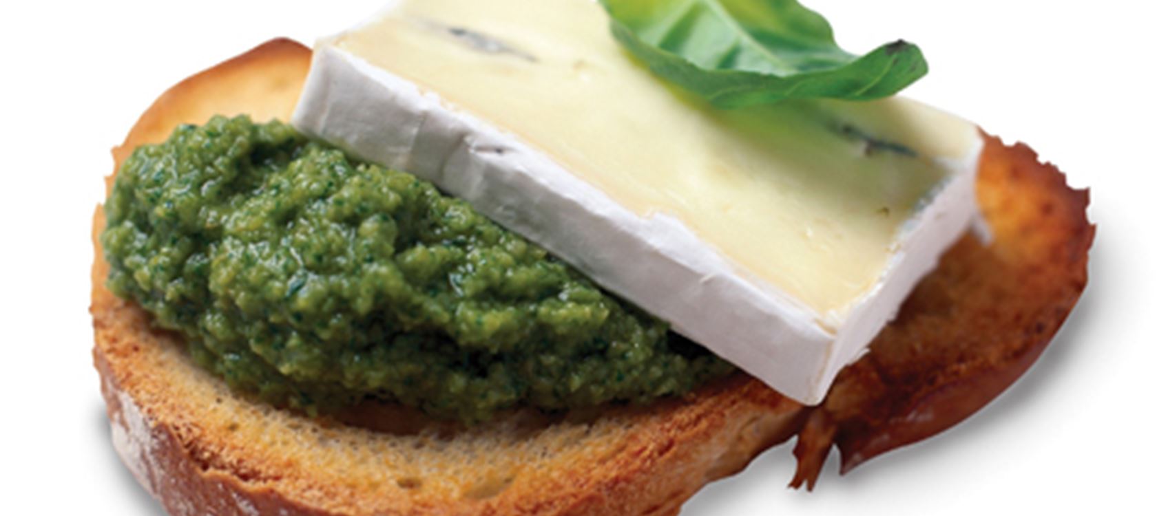 Crostini med skimmelost og grøn oliventapenade