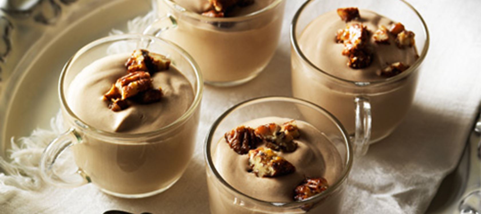 Chokolademousse med gløgg og ristede pekannødder