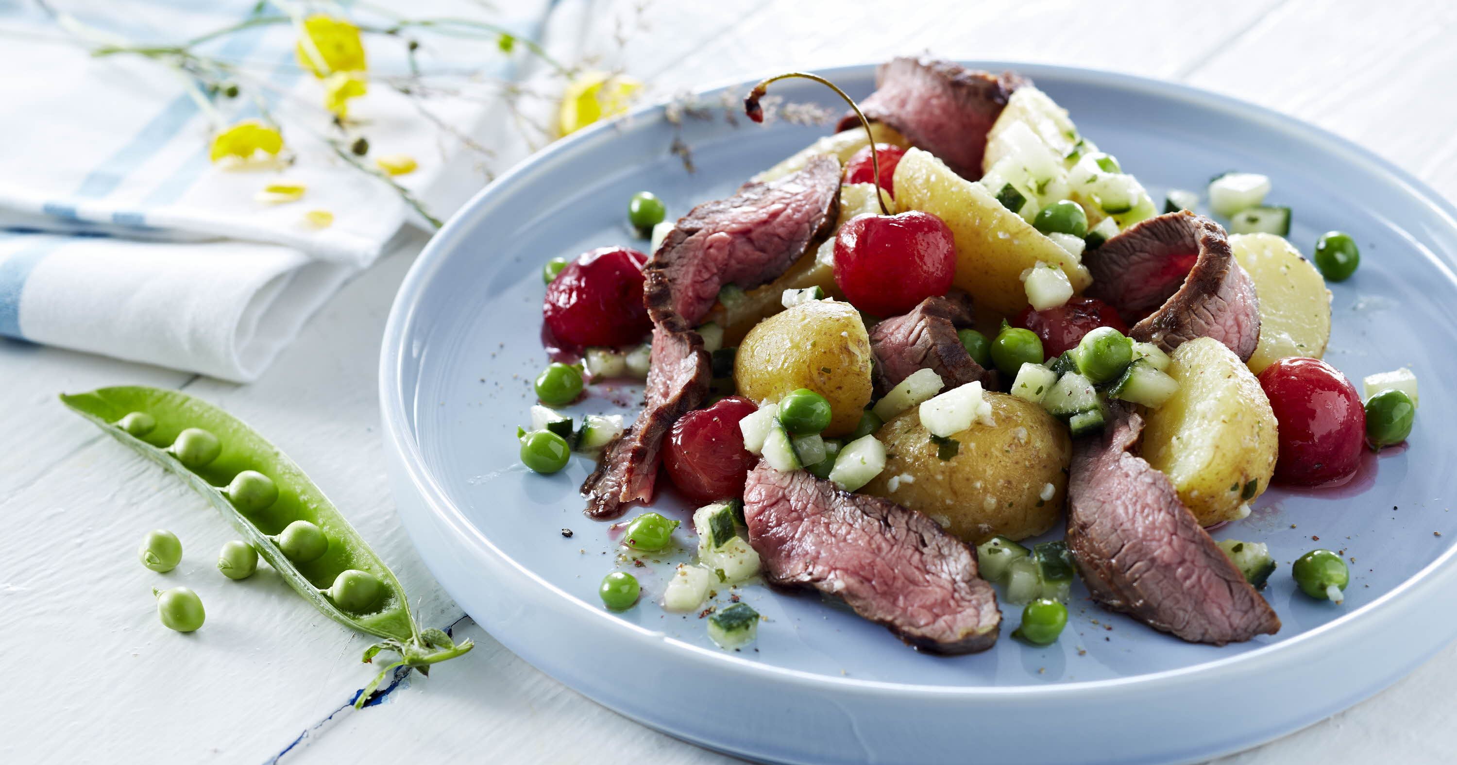 Sommersalat med grillet kød, nye kartofler og råstegte kirsebær - af en rest grillet kød