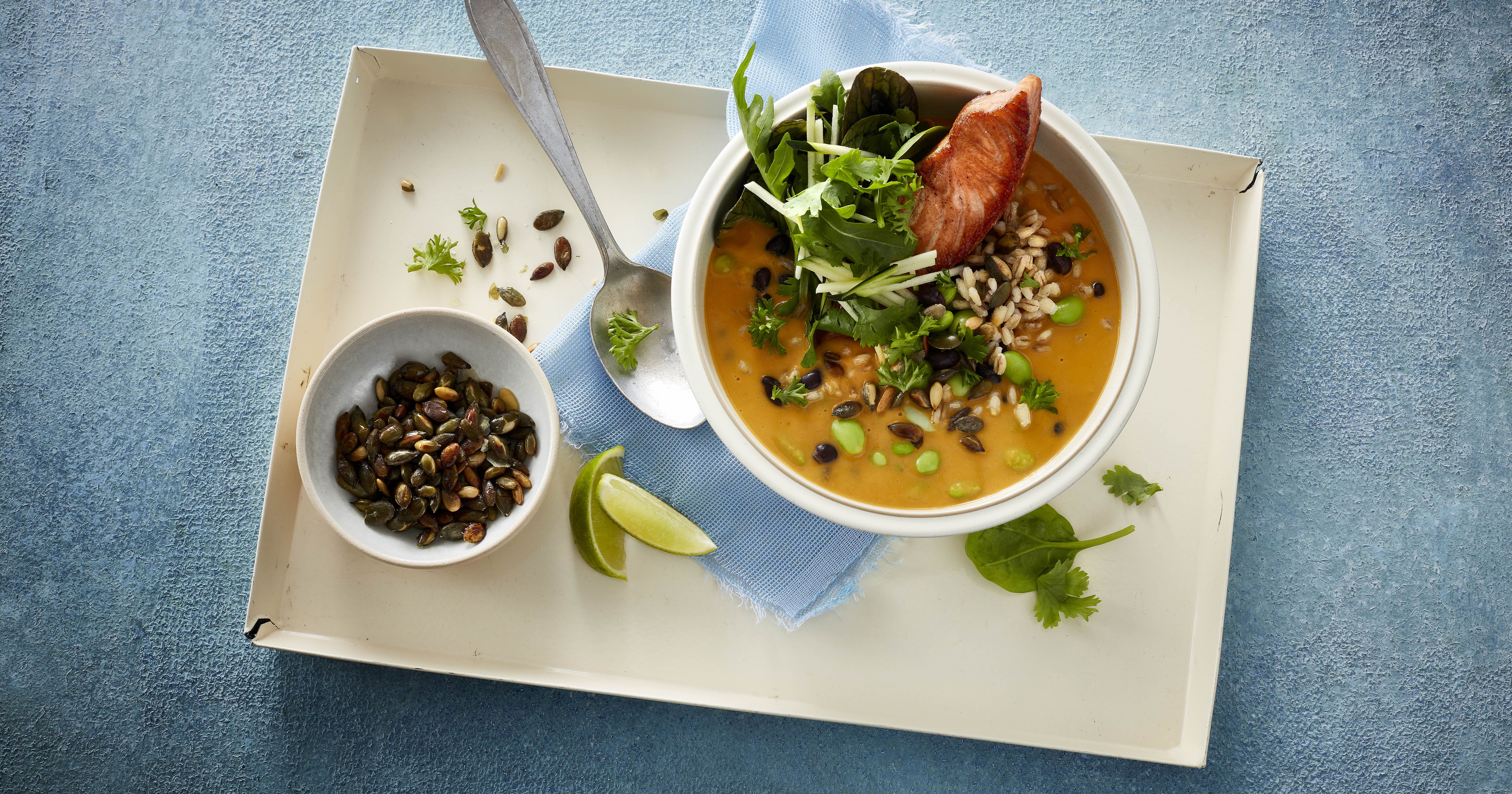 Græskarsuppe med laks og grøn urtetopping