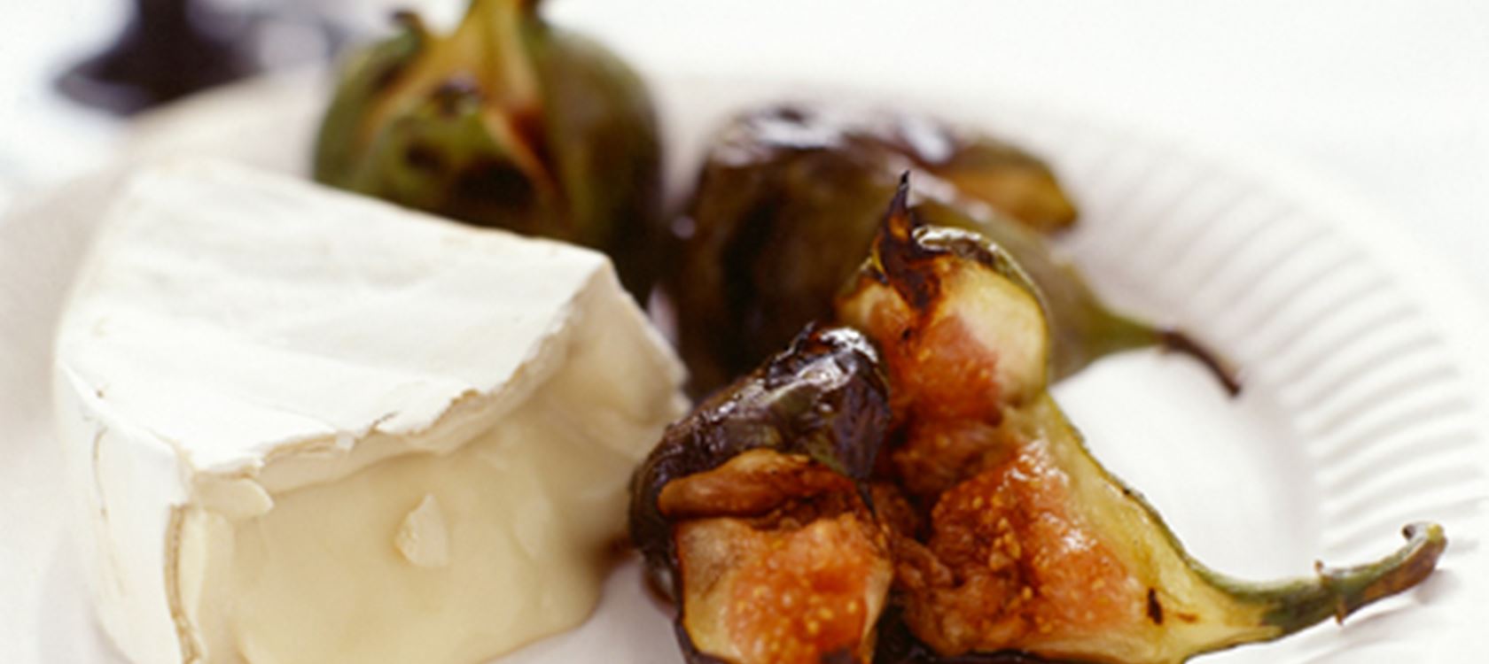 Camembert med grillet frugt