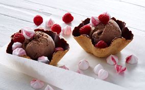 Vaffelskål med chokoladeis, små marengs og friske hindbær
