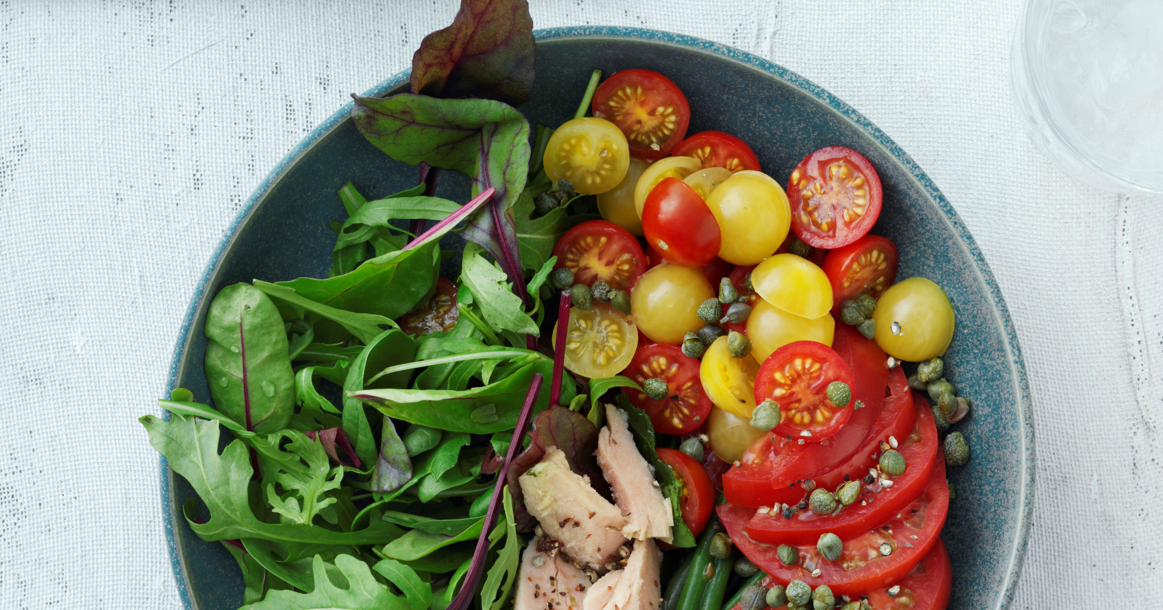 Tomatsalat med bønner, tun og basilikumcreme