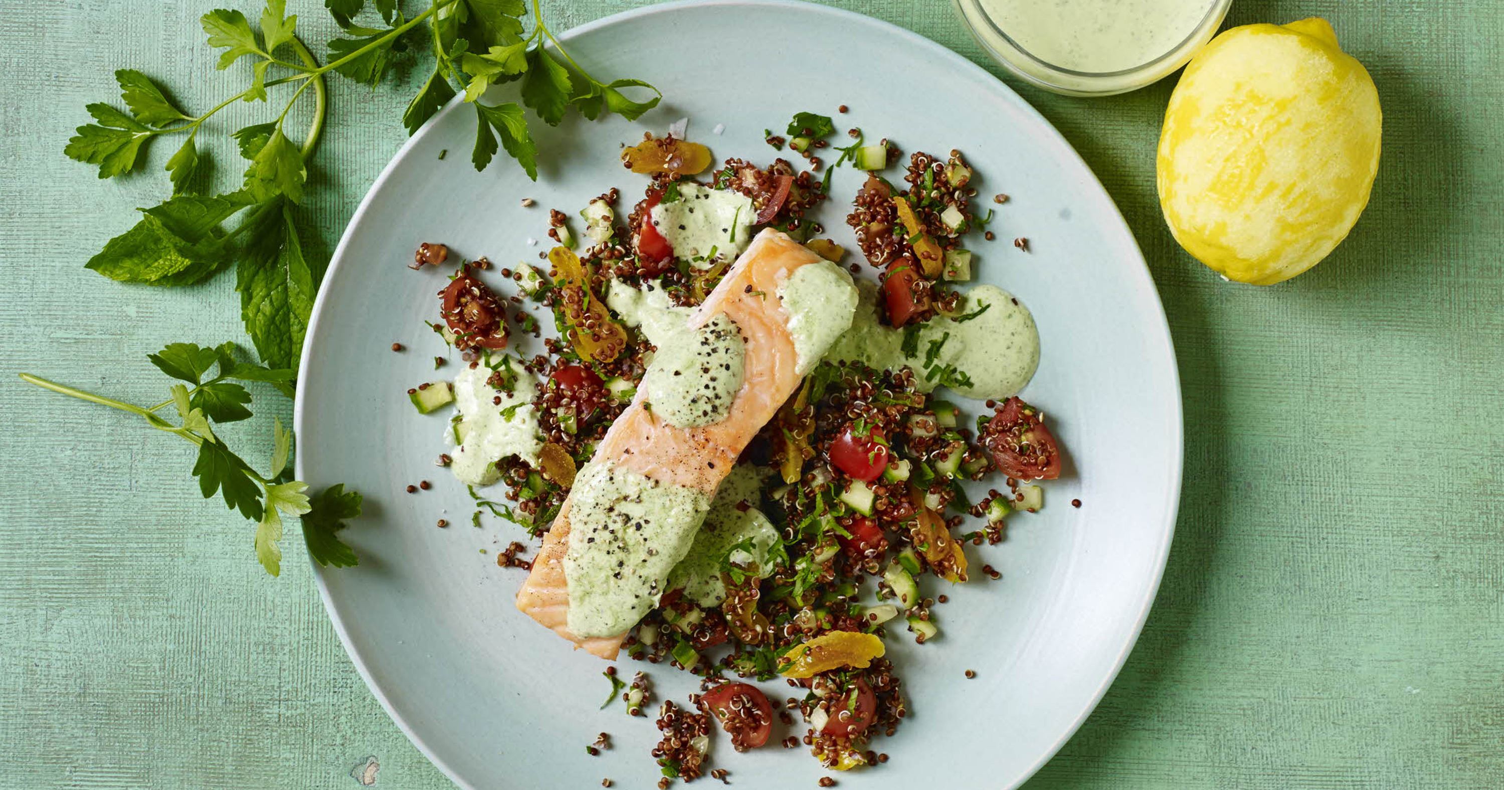 Quinoa-tabbouleh med bagt laks