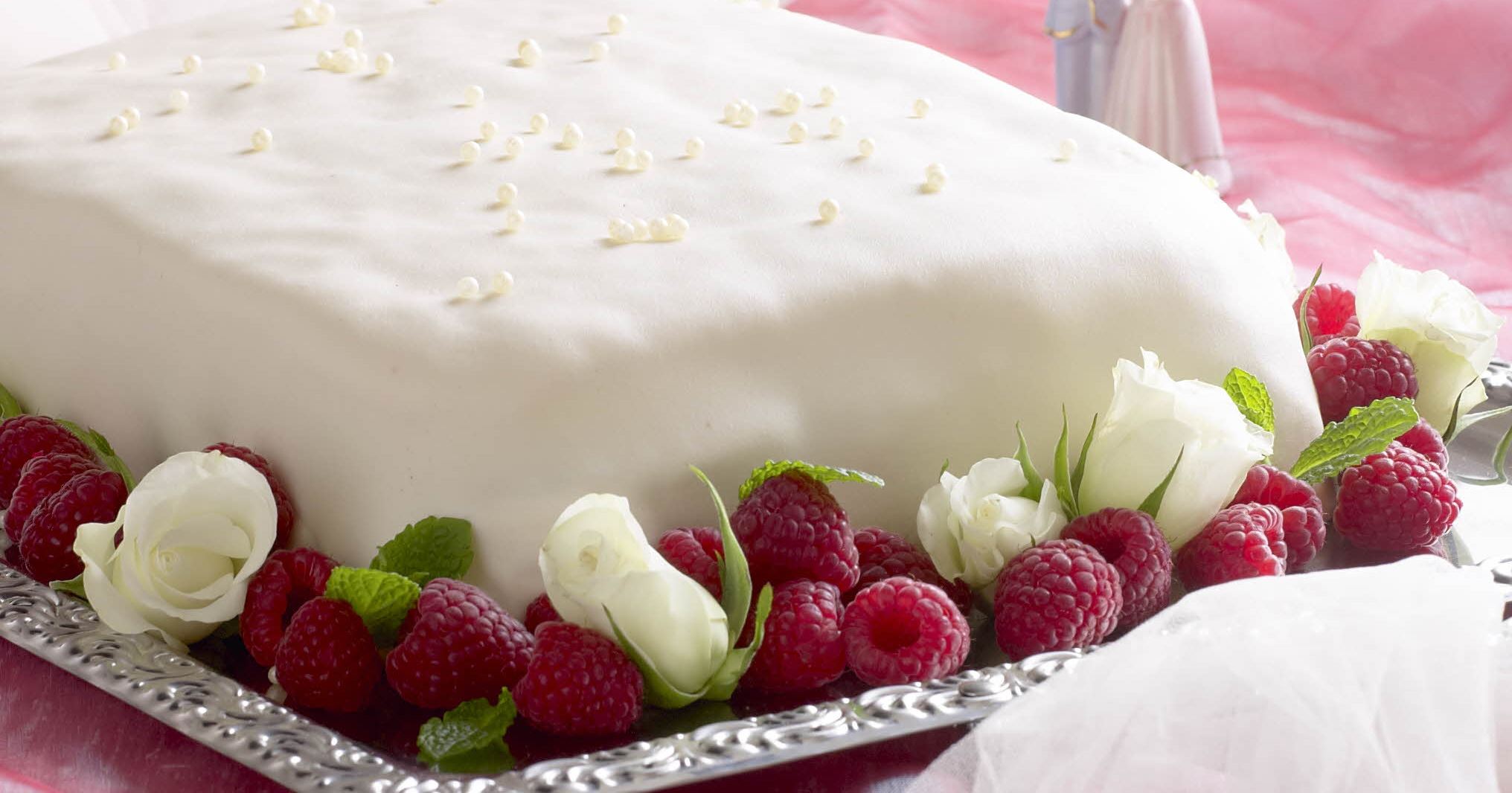 Nem bryllupskage med hindbær