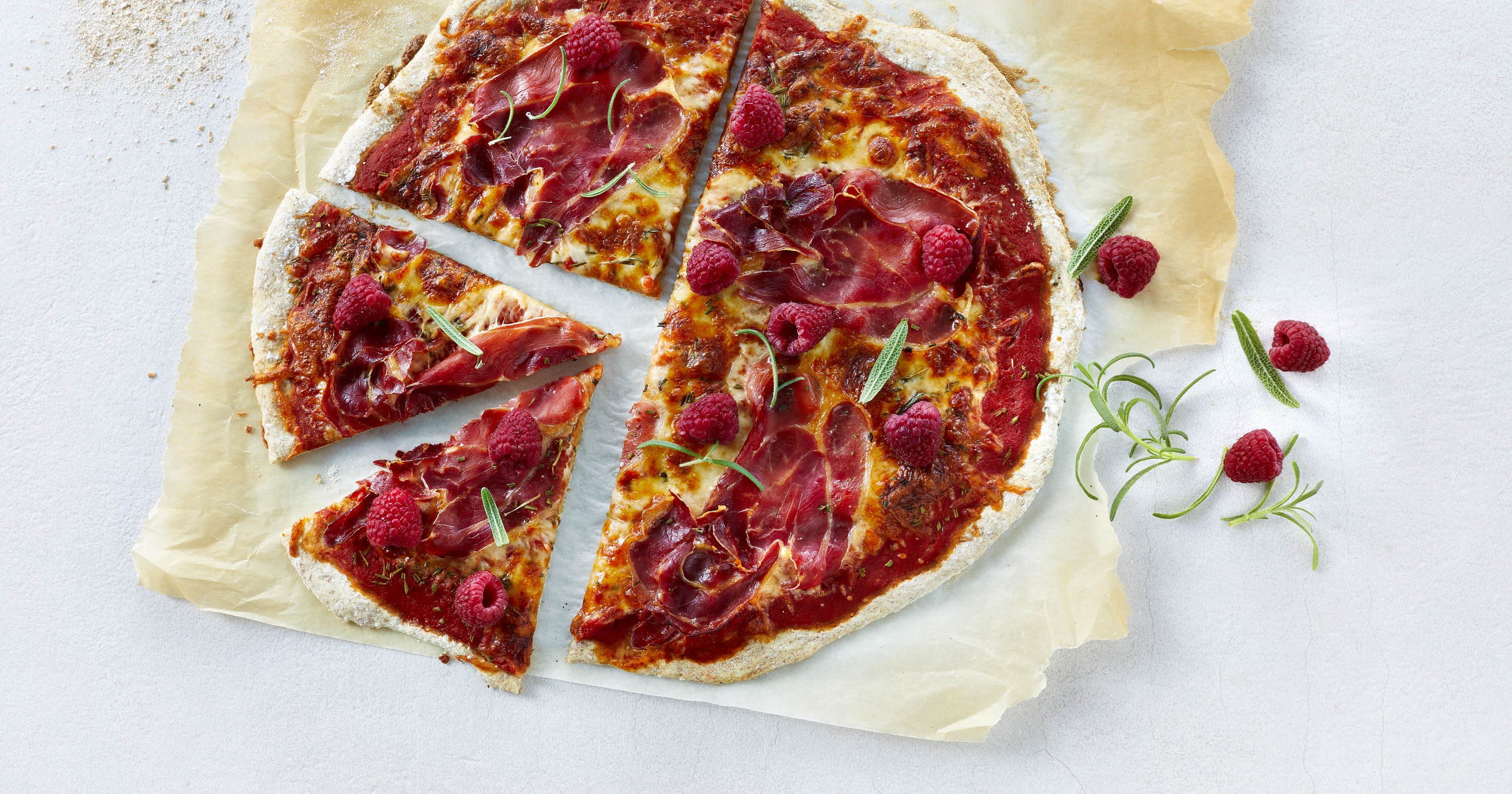 Fuldkornspizza med serranoskinke og rosmarin