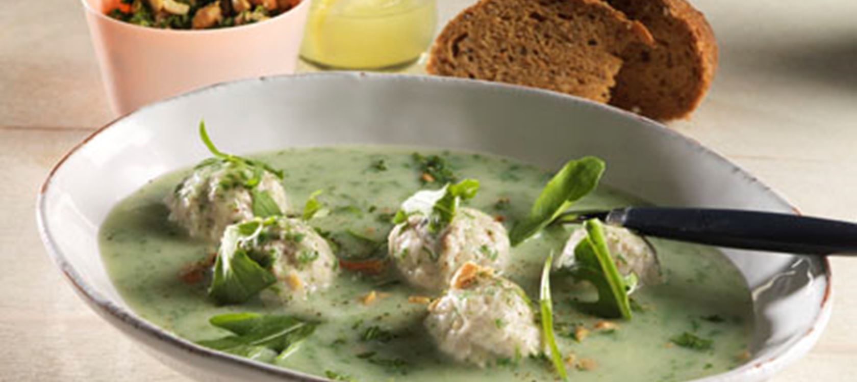 Grøntsagssuppe med kyllingekødboller og rucola