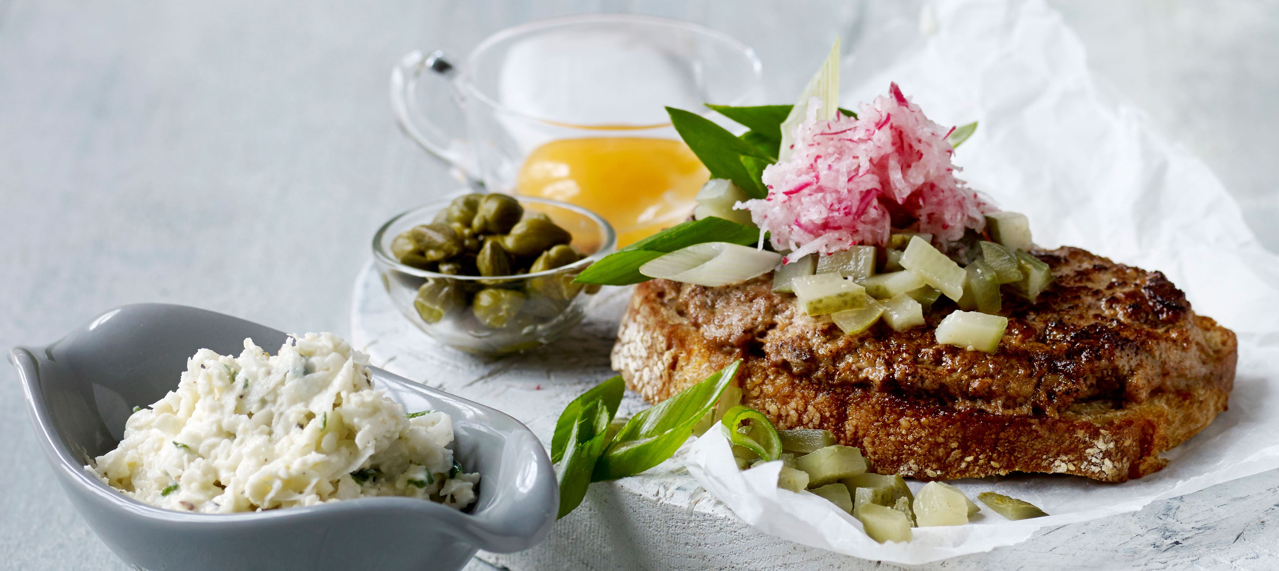 Pariserbøf med blomkålscreme - Opskrifter - Arla