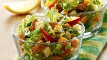 Salat med nektarin og salte mandler
