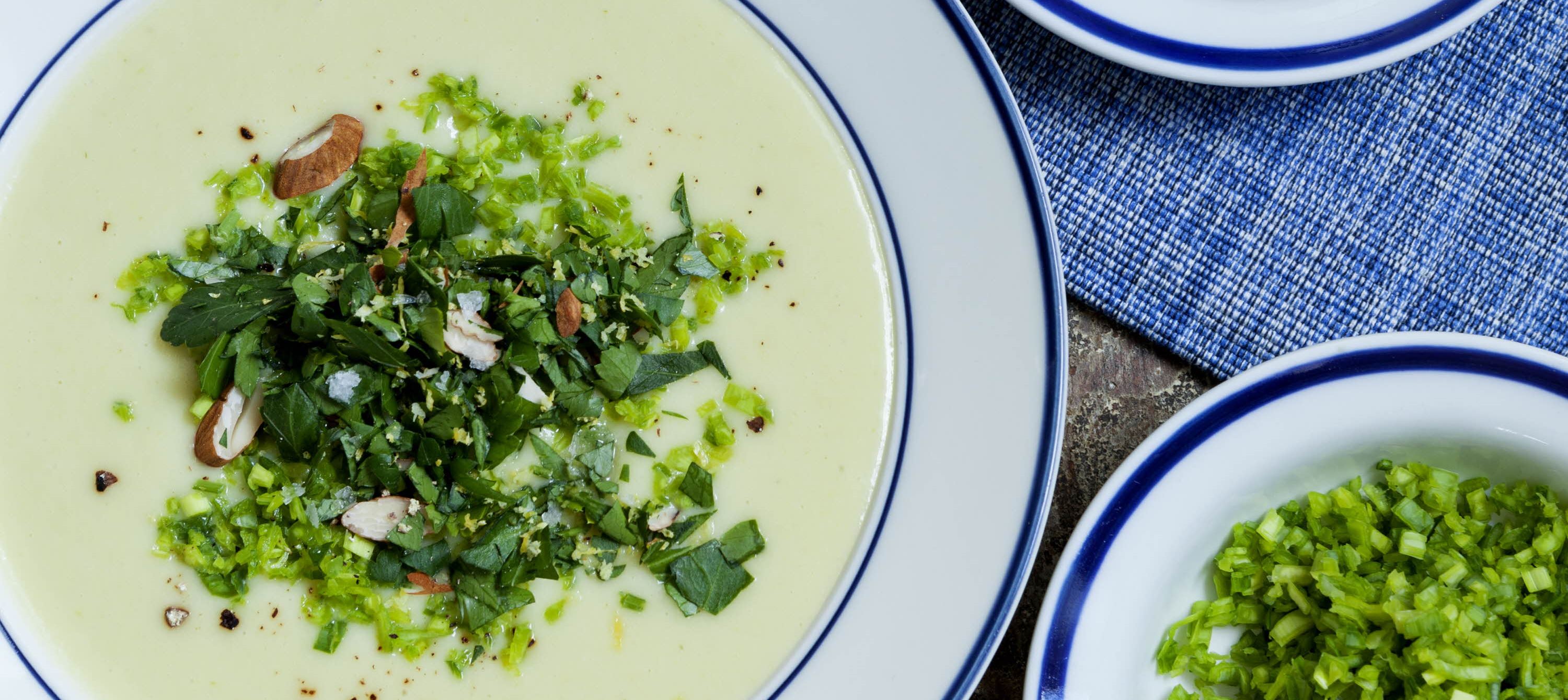 Kartoffelsuppe med sprød mandel-gremolata