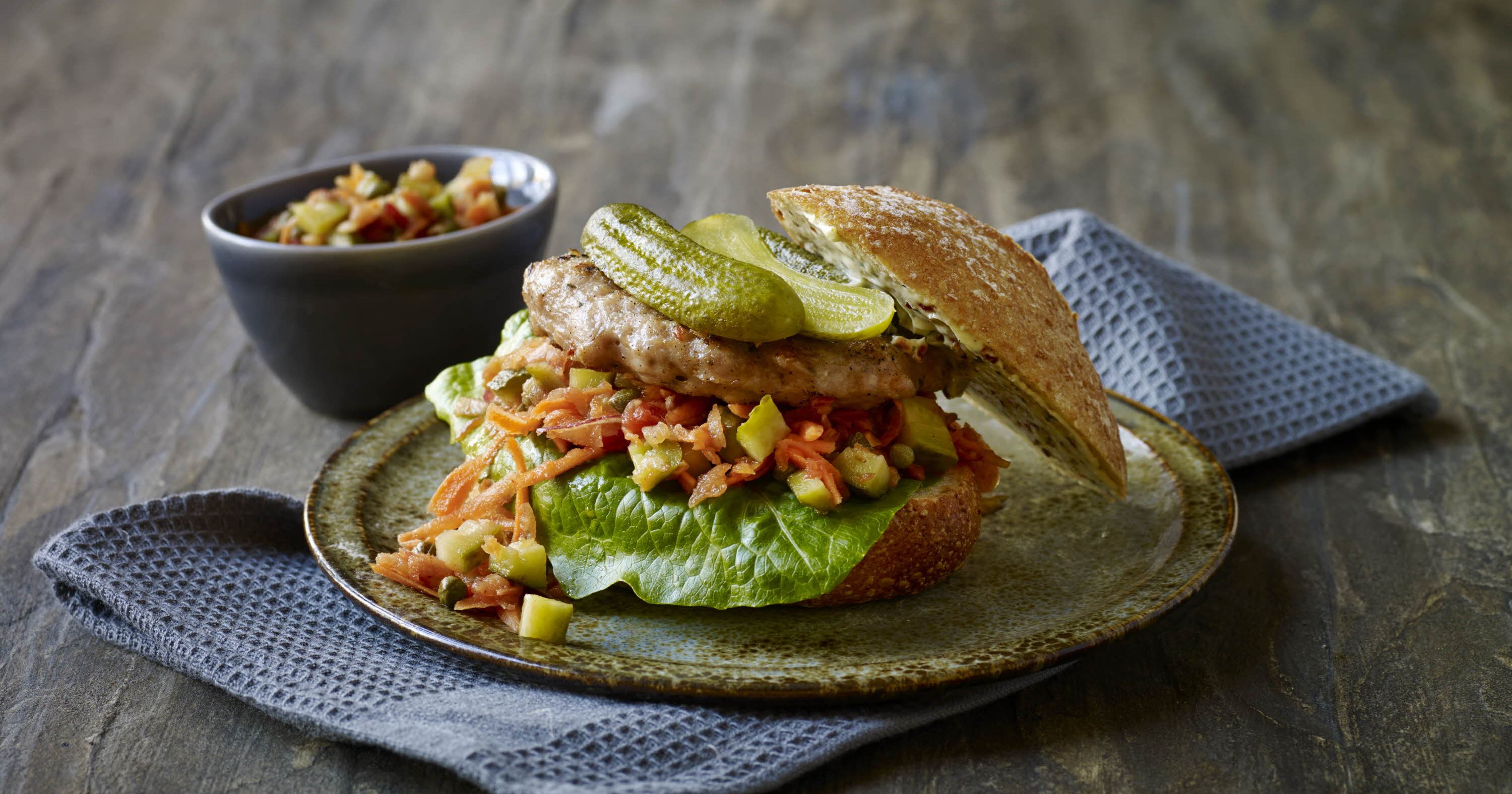 Sandwich med kyllingebøffer og gulerodssalsa