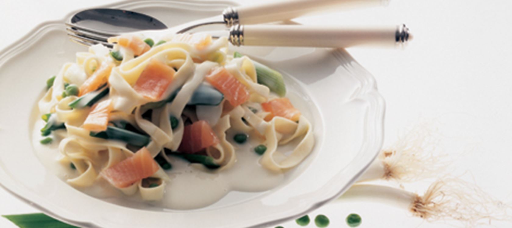 Fettuccine med forårsløg og ostesauce